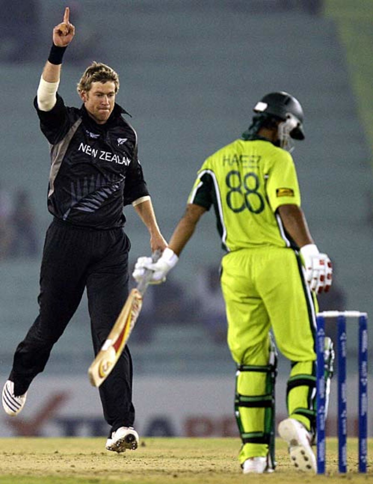 Jacob Oram celebrates the wicket of Mohammad Hafeez, New Zealand v Pakistan, 8th match, Mohali, Champions Trophy, October 25, 2006