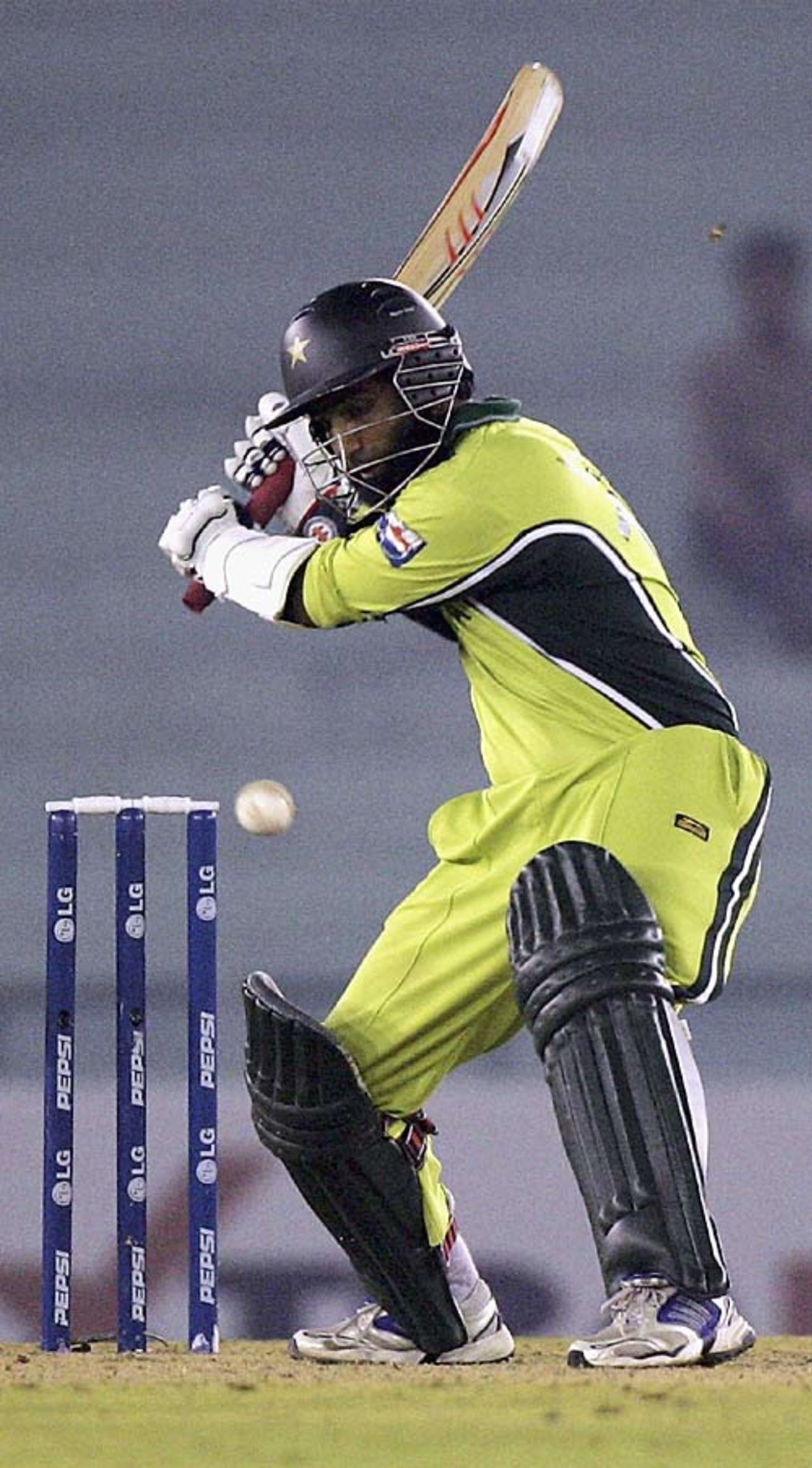 Mohammad Yousuf keeps a close eye on the ball, New Zealand v Pakistan, 8th match, Mohali, Champions Trophy, October 25, 2006