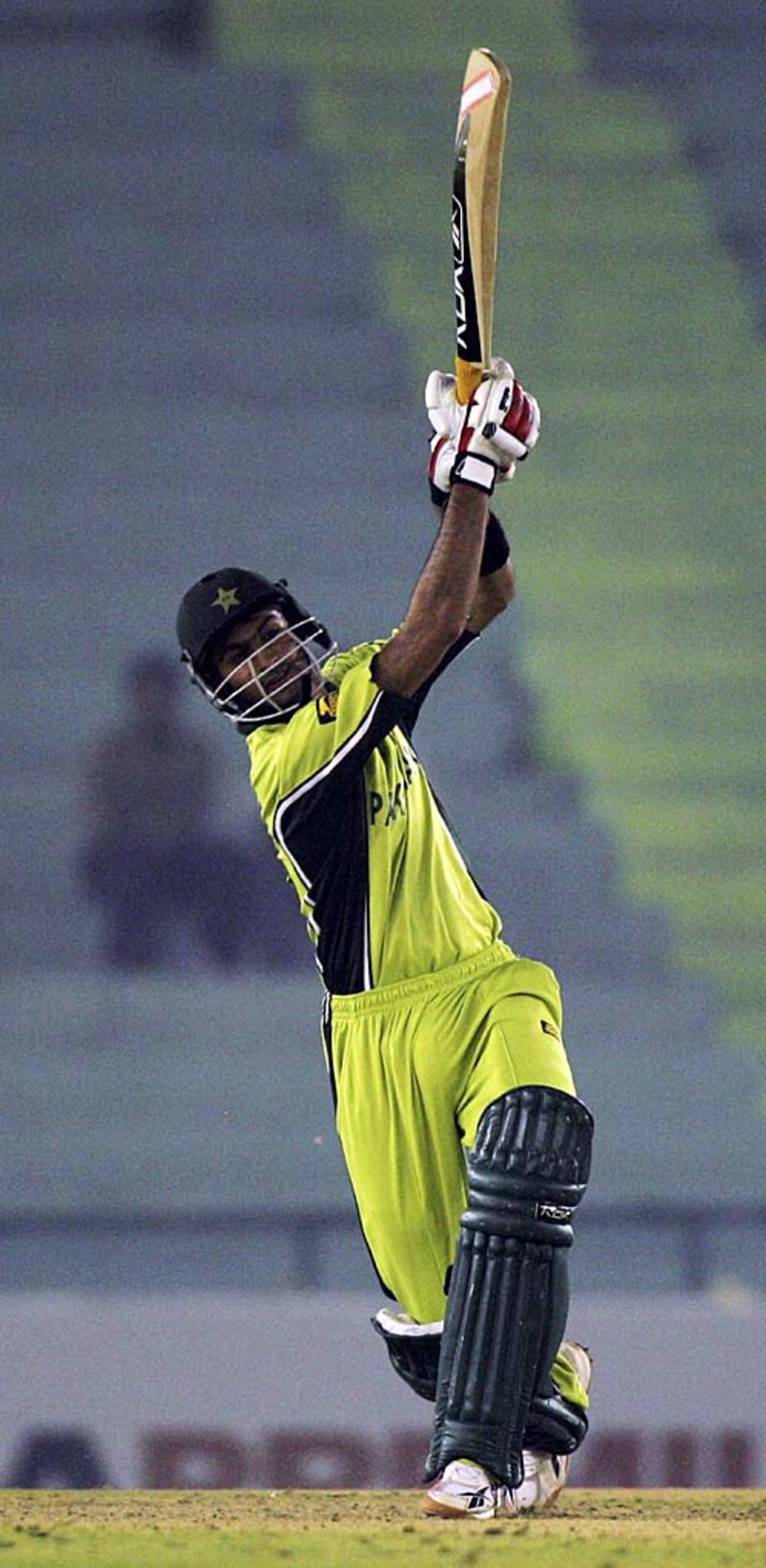 Shoaib Malik launches one over the infield during his 52, New Zealand v Pakistan, 8th match, Mohali, Champions Trophy, October 25, 2006