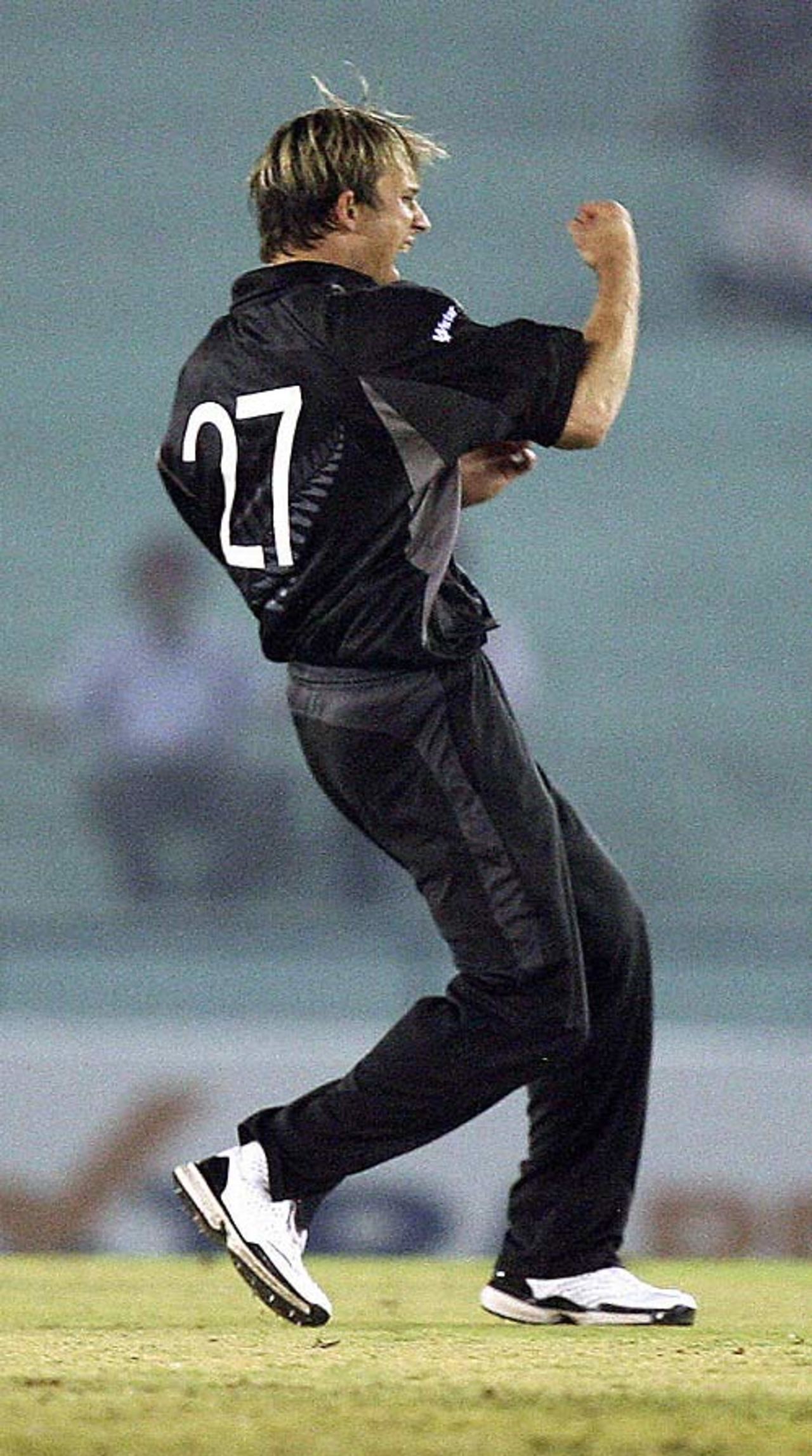 Shane Bond pumps his fists after dismissing Mohammad Yousuf, 8th match, Mohali, Champions Trophy, October 25, 2006