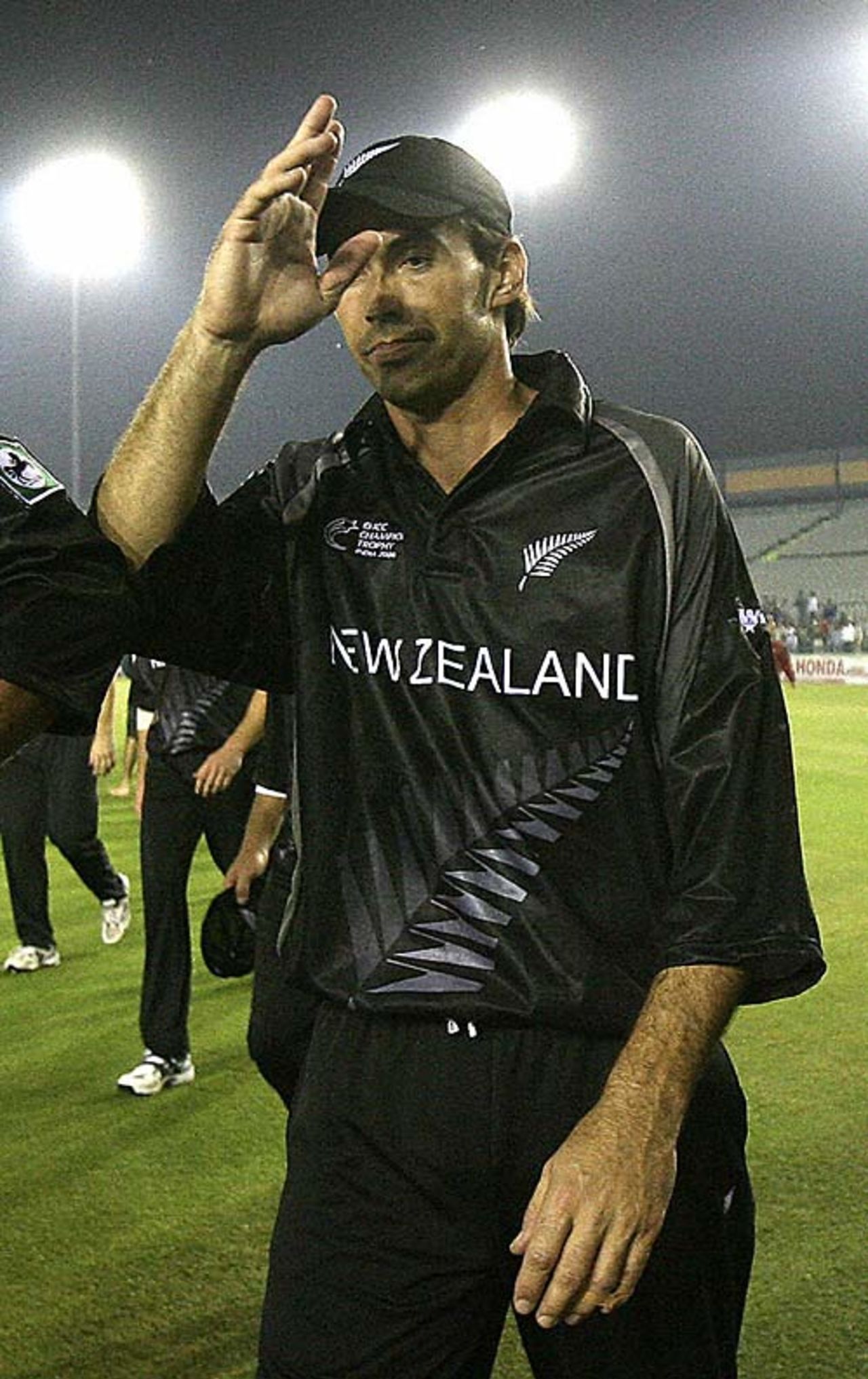 Stephen Fleming waves to the cameras after sealing victory for New Zealand, 8th match, Mohali, Champions Trophy, October 25, 2006