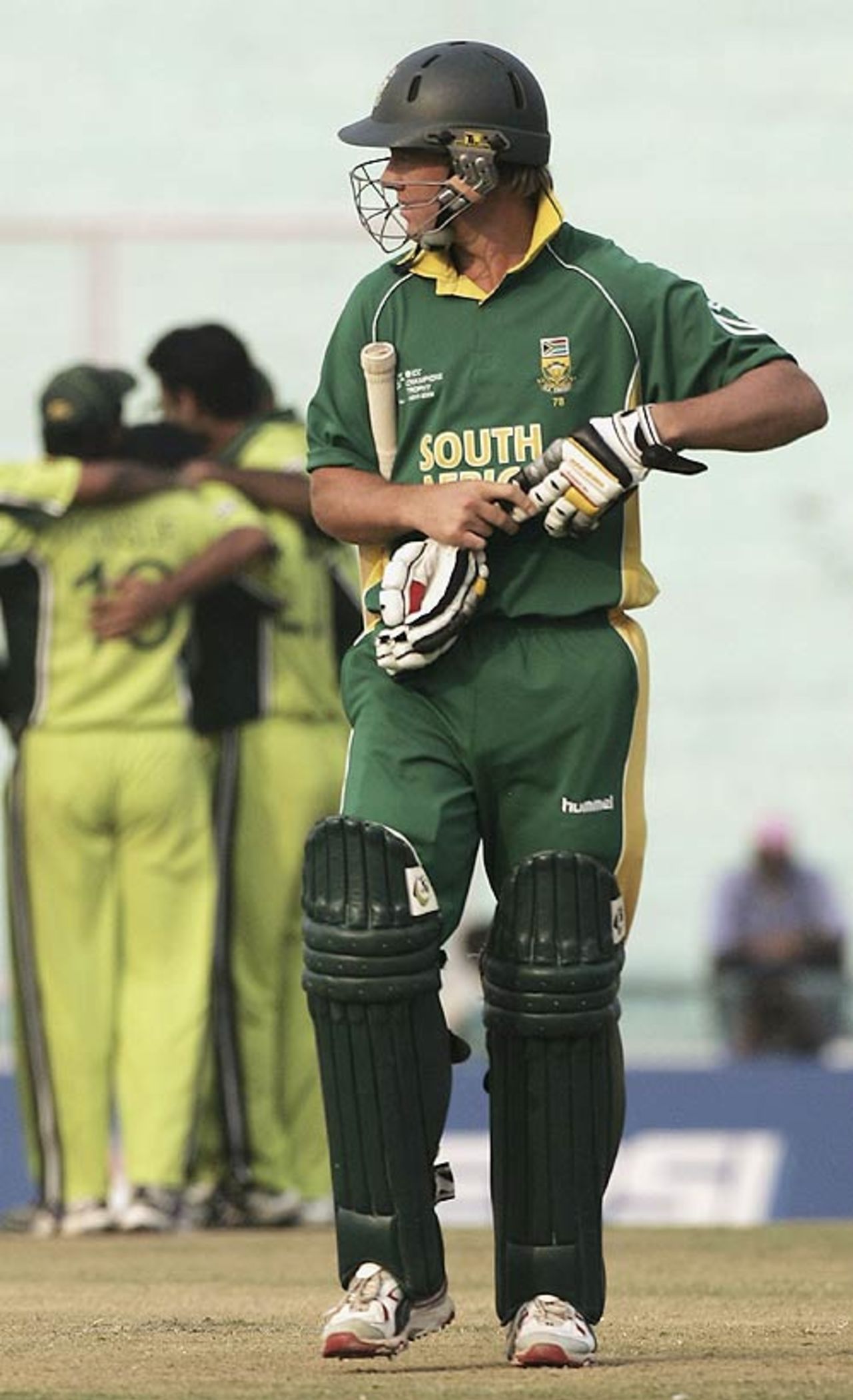 AB de Villiers was dismissed for 10, Pakistan v South Africa, Champions Trophy, 16th match, Mohali, October 27, 2006