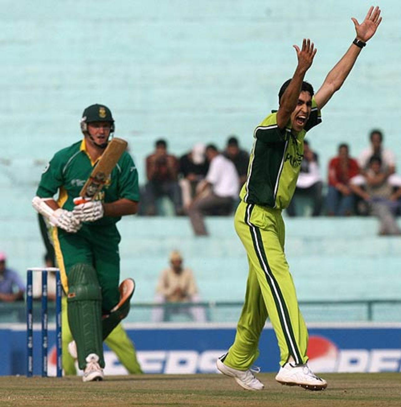 Umar Gul appeals against Graeme Smith, Pakistan v South Africa, Champions Trophy, 16th match, Mohali, October 27, 2006