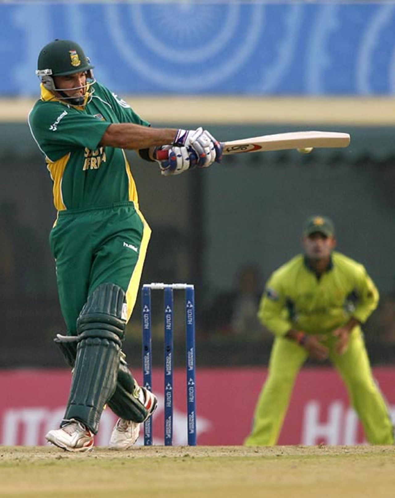 Justin Kemp pulls on his way to 64, Pakistan v South Africa, Champions Trophy, 16th match, Mohali, October 27, 2006