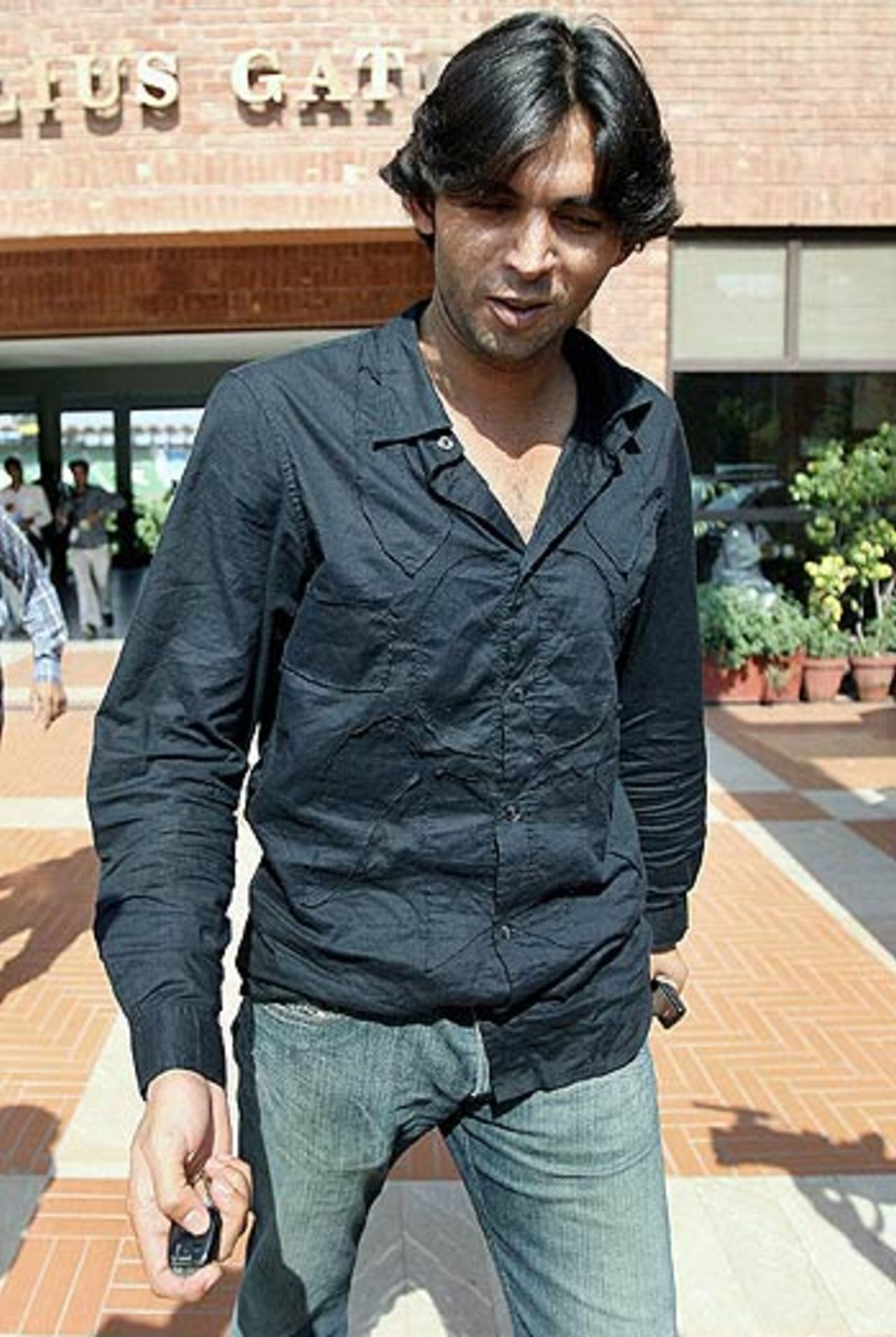 Mohammad Asif leaves the Gaddafi Stadium after the tribunal hearing, Lahore, October 27, 2006