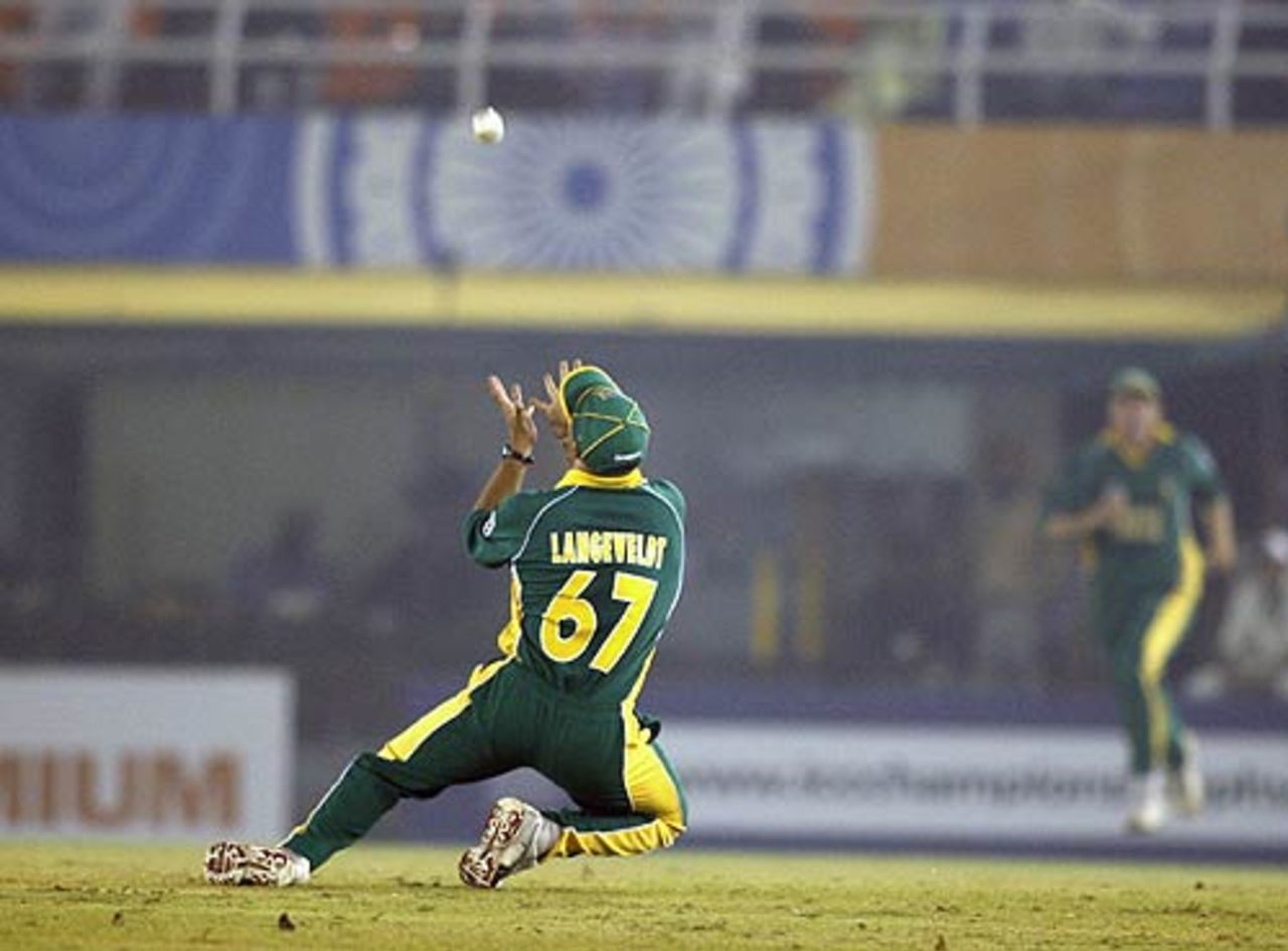 Charl Langeveldt gets under a skier from Younis Khan, Pakistan v South Africa, Champions Trophy, 16th match, Mohali, October 27, 2006