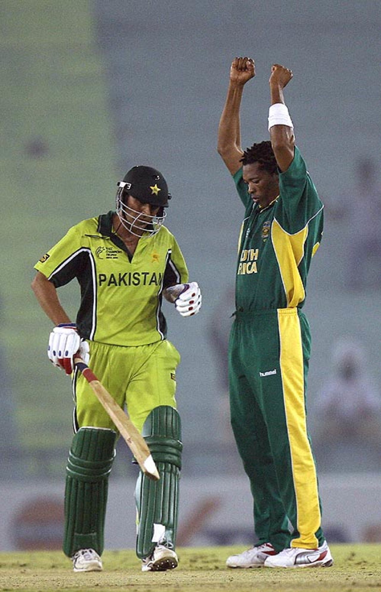 Younis Khan falls after top-edging a pull to short midwicket and is Ntini's third scalp of the day, Pakistan v South Africa, Champions Trophy, Mohali, October 27, 2006