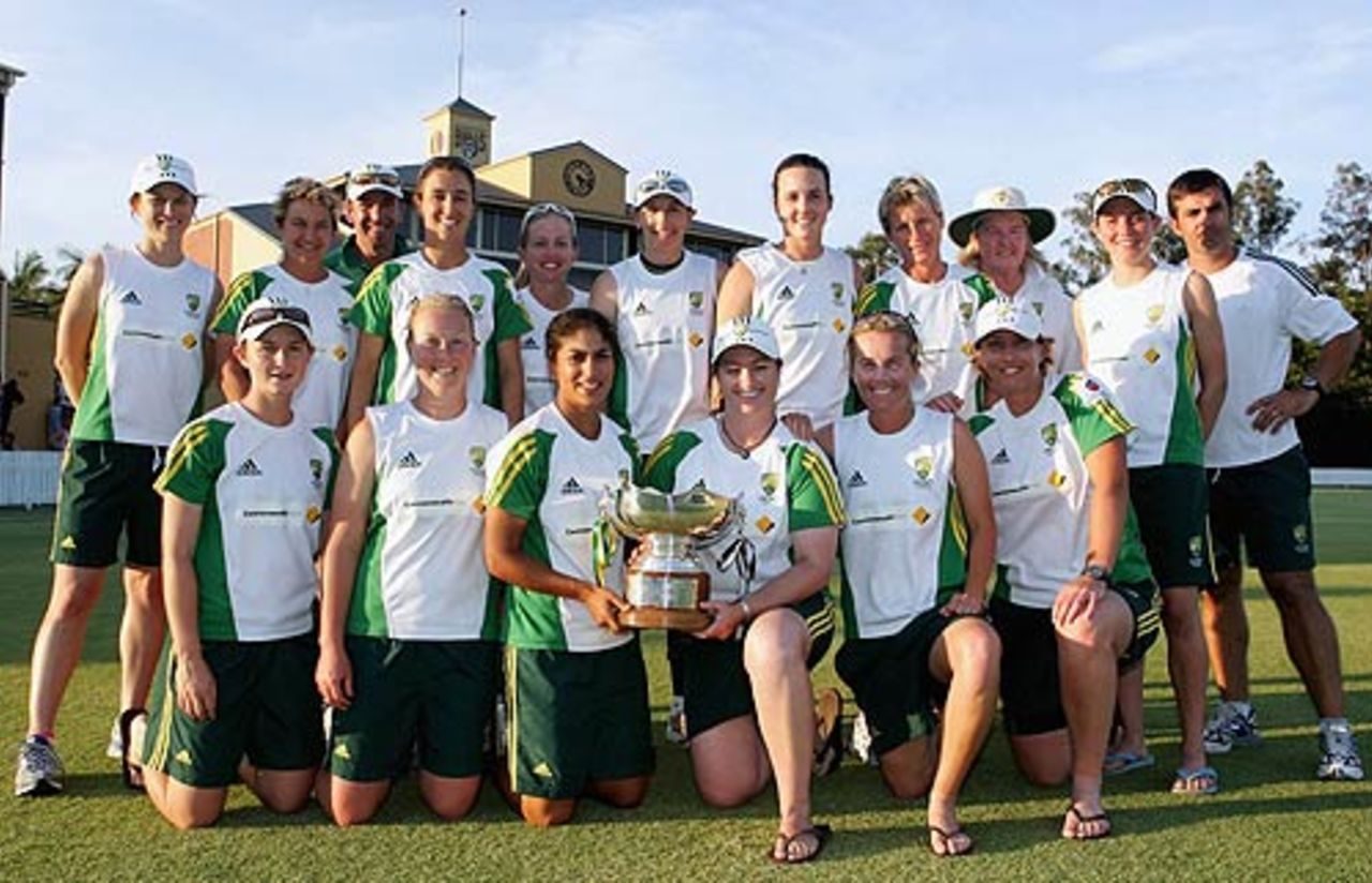 The Australians pose with the Rose Bowl trophy, Australia v New Zealand, 5th women's ODI, Brisbane, October 28, 2006