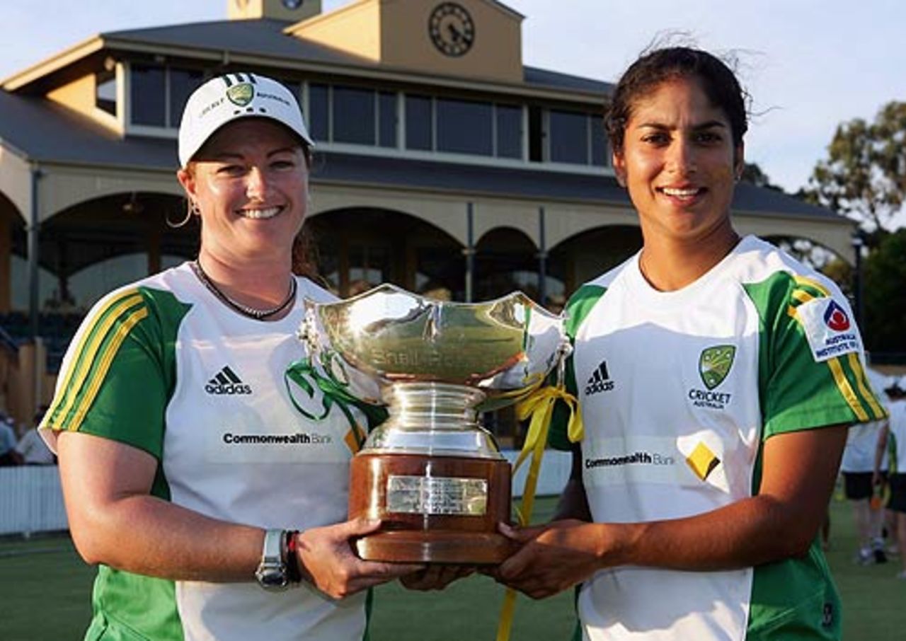 Karen Rolton and Lisa Sthalekar pose with the trophy, Australia v New Zealand, 5th women's ODI, Brisbane, October 28, 2006