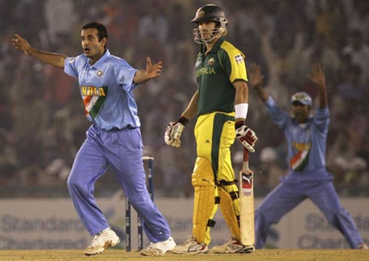 What? You are not going to give it out? Irfan Pathan appeals in anguish, India v Australia, 18th match, Champions Trophy, October 29, 2007