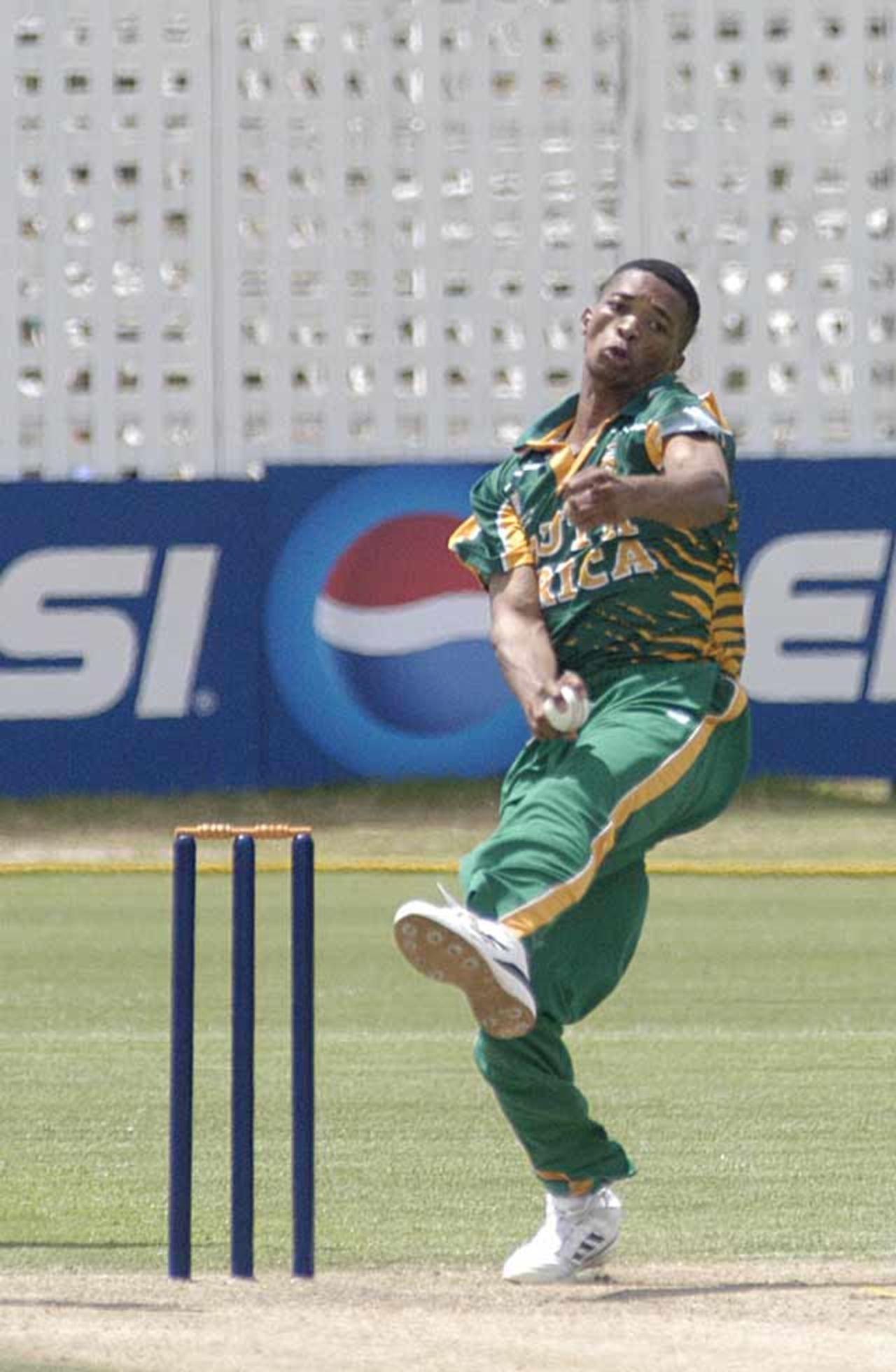 Makhaya Ntini in action against WP at Bellville
