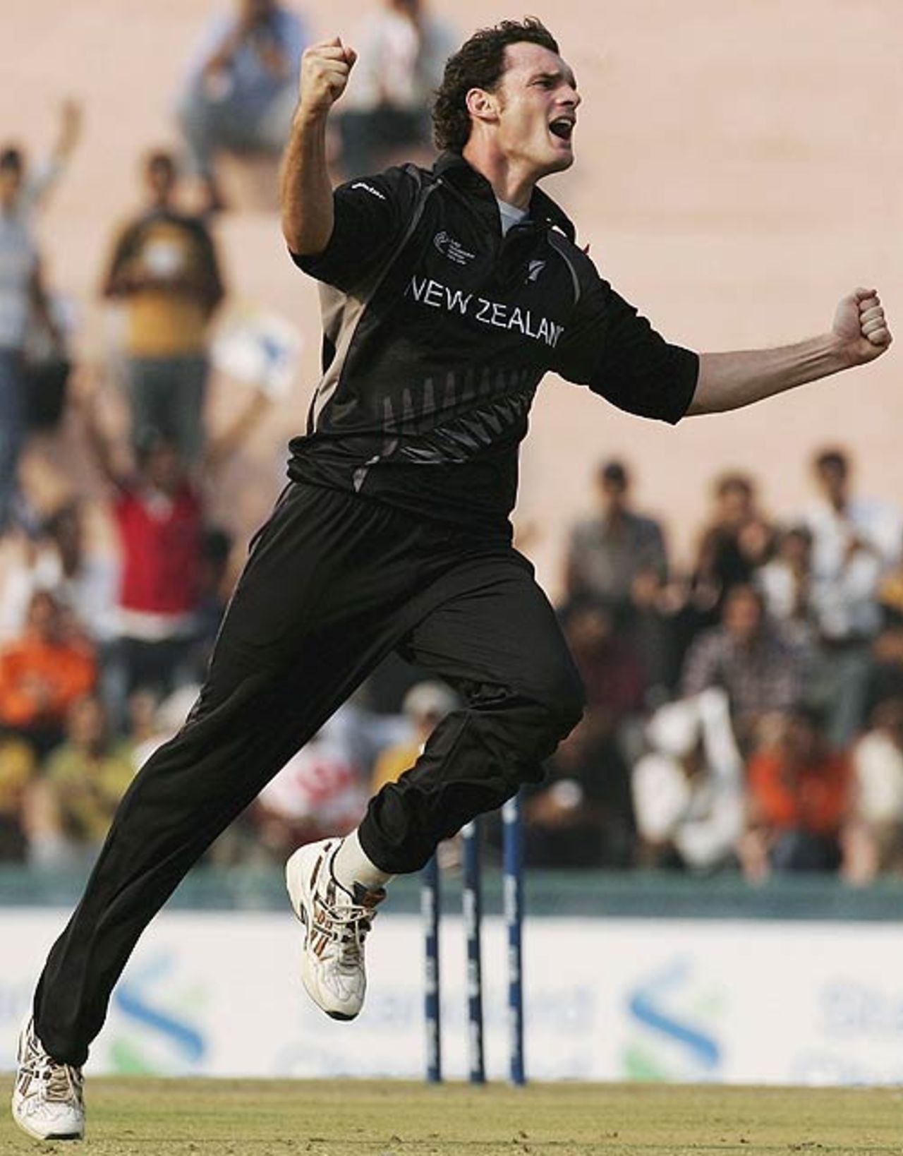 Kyle Mills strikes twice in one over, Australia v New Zealand, 1st semi-final, Champions Trophy, Mohali, November 1, 2006