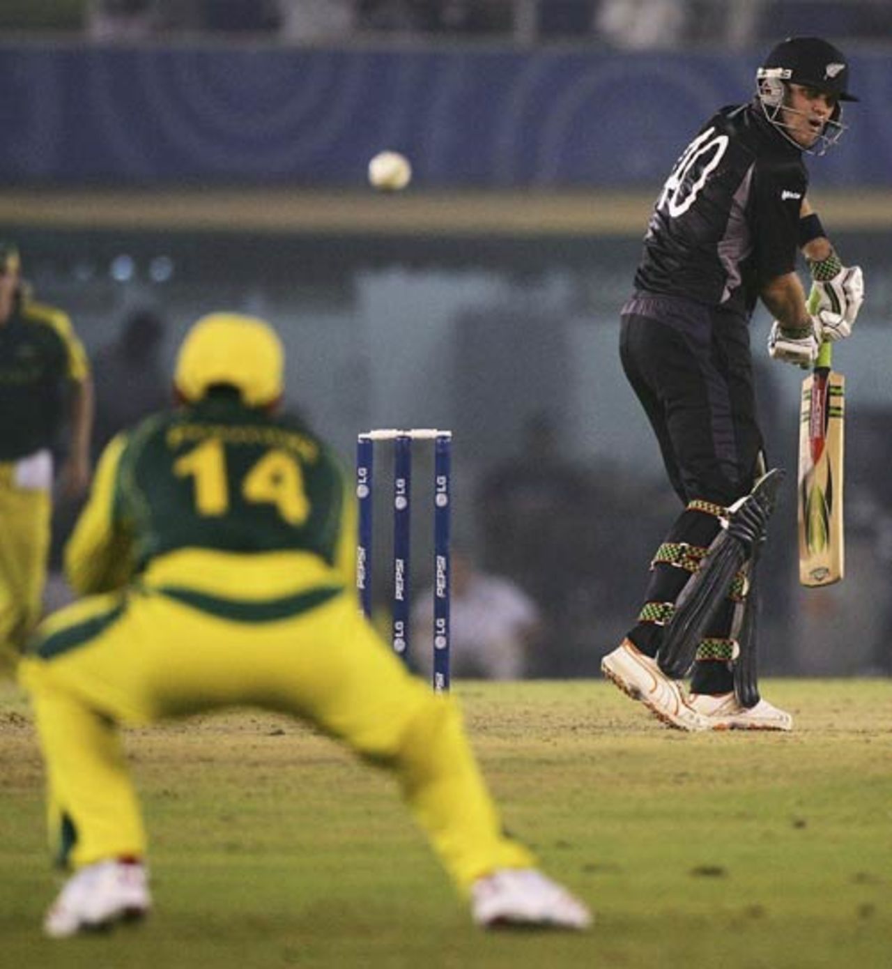'Oh no' Lou Vincent watches his own demise as RIcky Ponting is all set to take the catch , 1st semi-final, Champions Trophy, Mohali, November 1, 2006