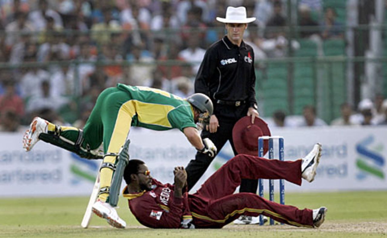AB de Villiers and Chris Gayle collide, South Africa v West Indies, 2nd semi-final, Champions Trophy, Jaipur, November 2, 2006
