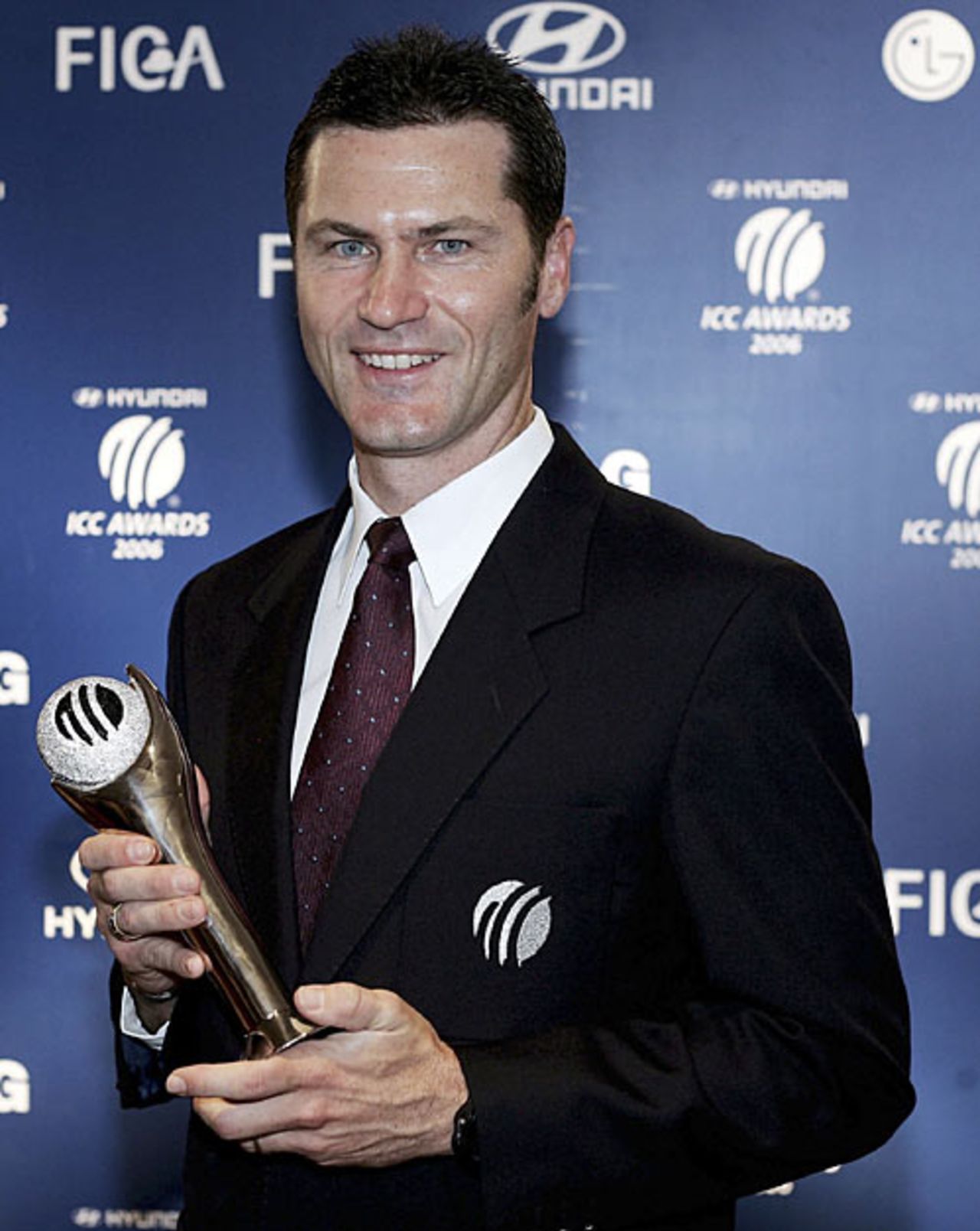 Simon Taufel poses with the Umpire of the Year trophy, ICC Awards, Mumbai, November 3, 2006