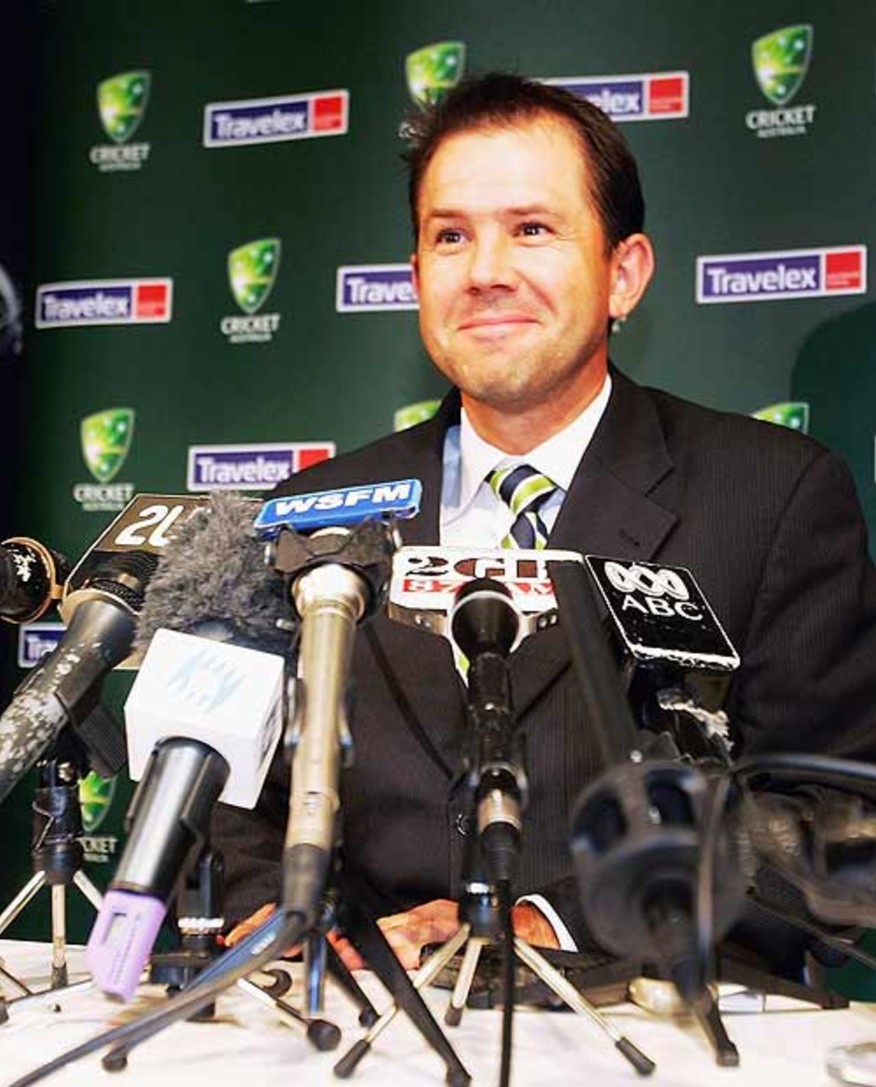 An effervescent Ricky Ponting puts up a smiling face on arrival at Sydney International Airport after Australia's Champions Trophy victory, Sydney, November 7, 2006 