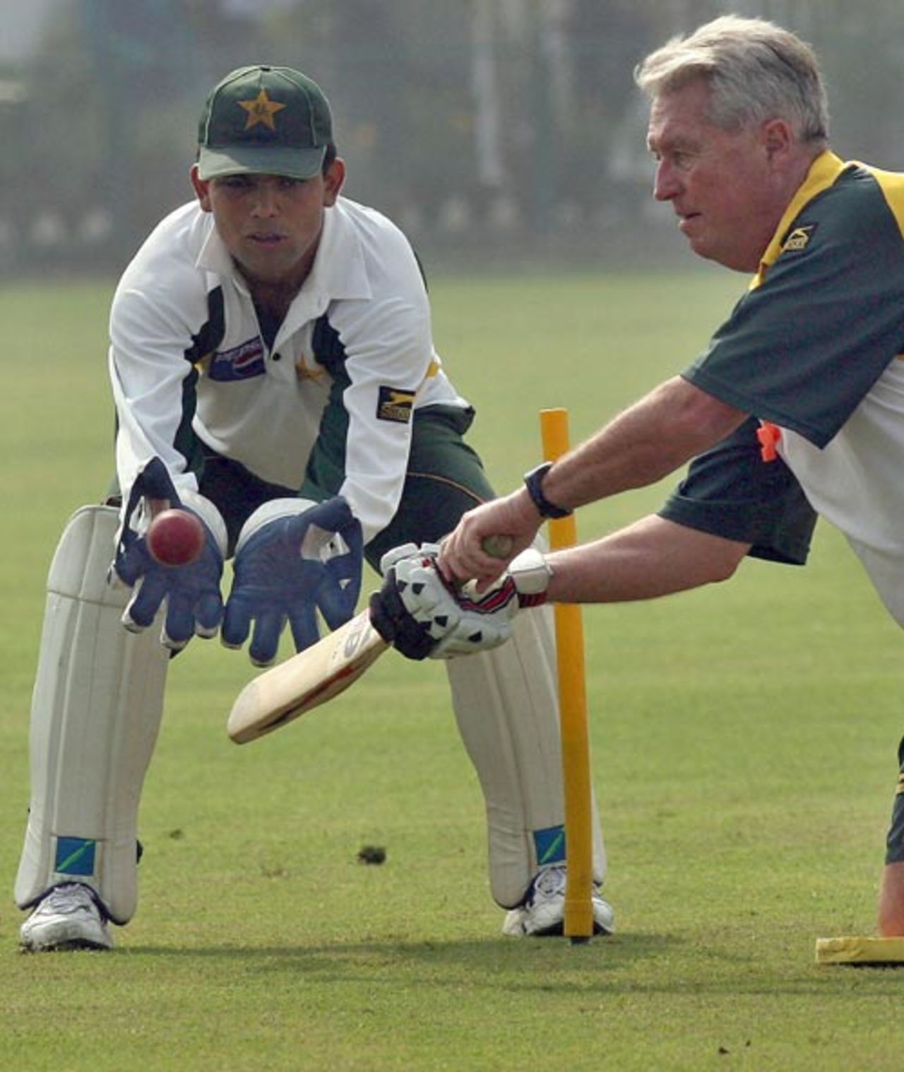 Bob Woolmer puts the close catchers through their paces , Lahore, November 7 2006