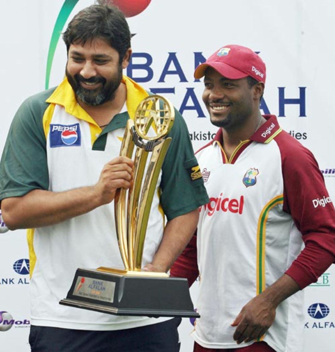Inzamam-ul-Haq and Brian Lara pose with the trophy on the eve of the Test series,  Lahore,  November 10, 2006