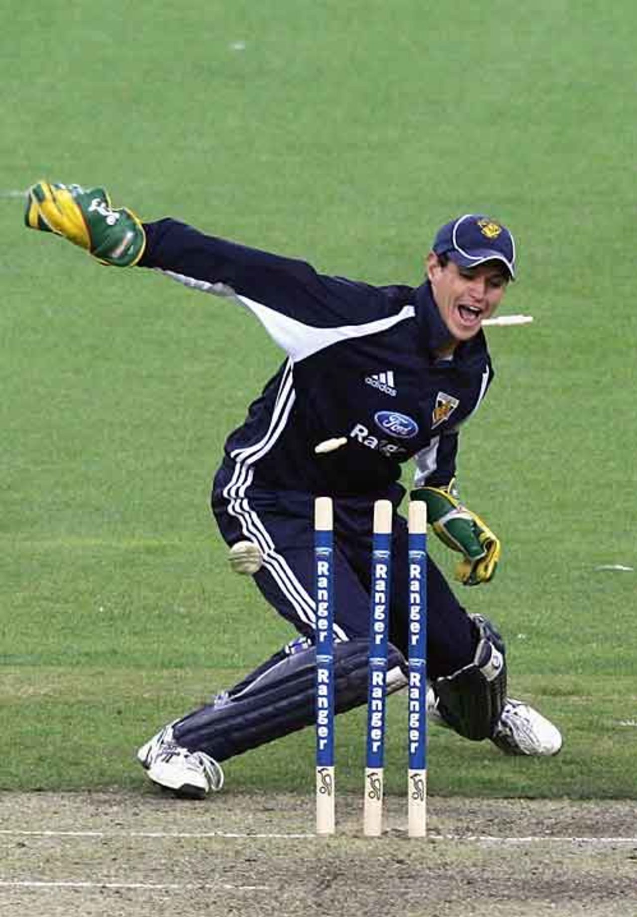 Adam Crosthwaite completes a run out as Victoria close in on victory, Victoria v Tasmania, Ford Ranger Cup, MCG, November 12, 2006