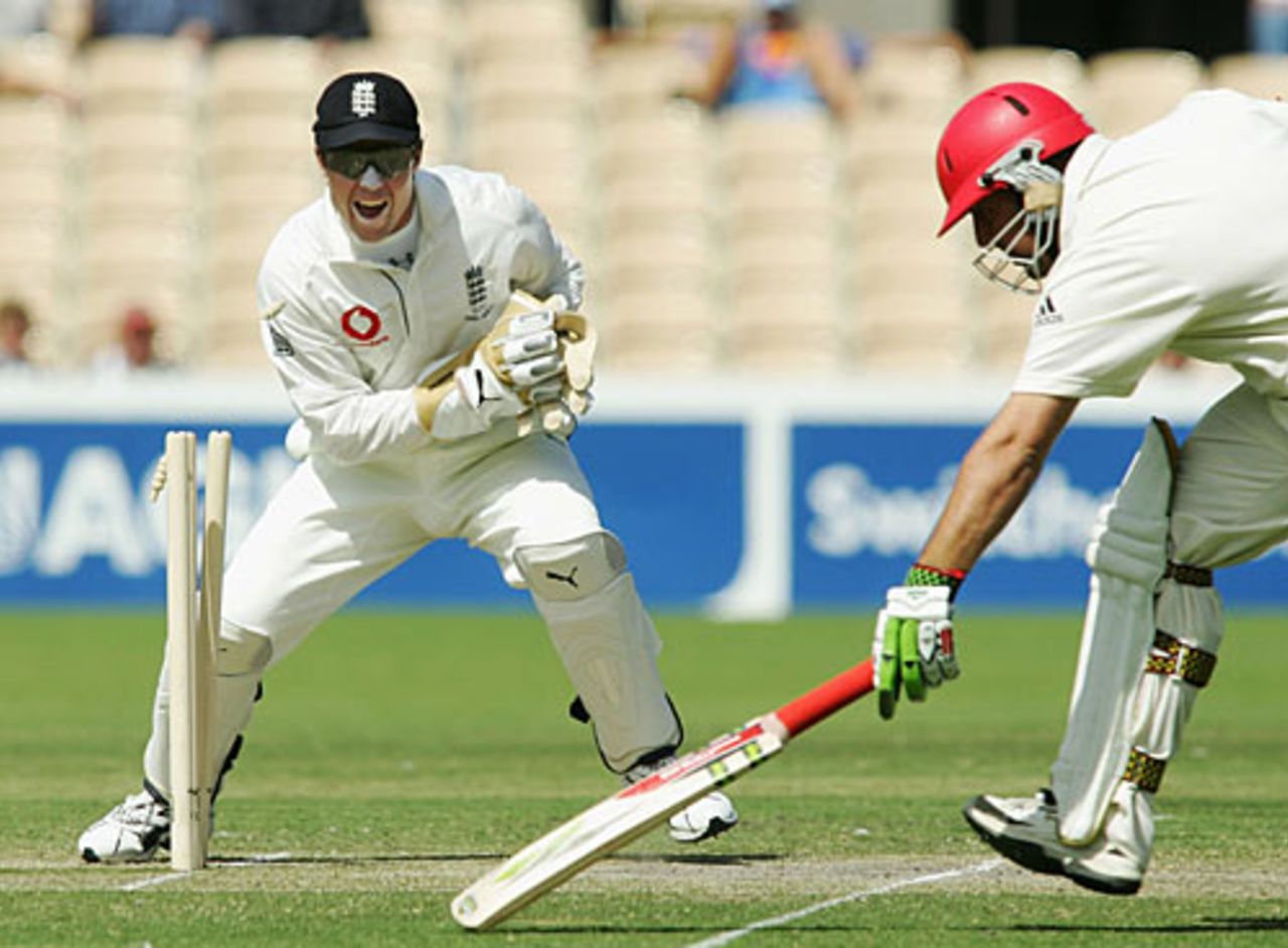 Darren Lehmann narrowly fails to make his ground; Geraint Jones celebrates, South Australia v England XI, 1st day, Adelaide, November 17, 2006