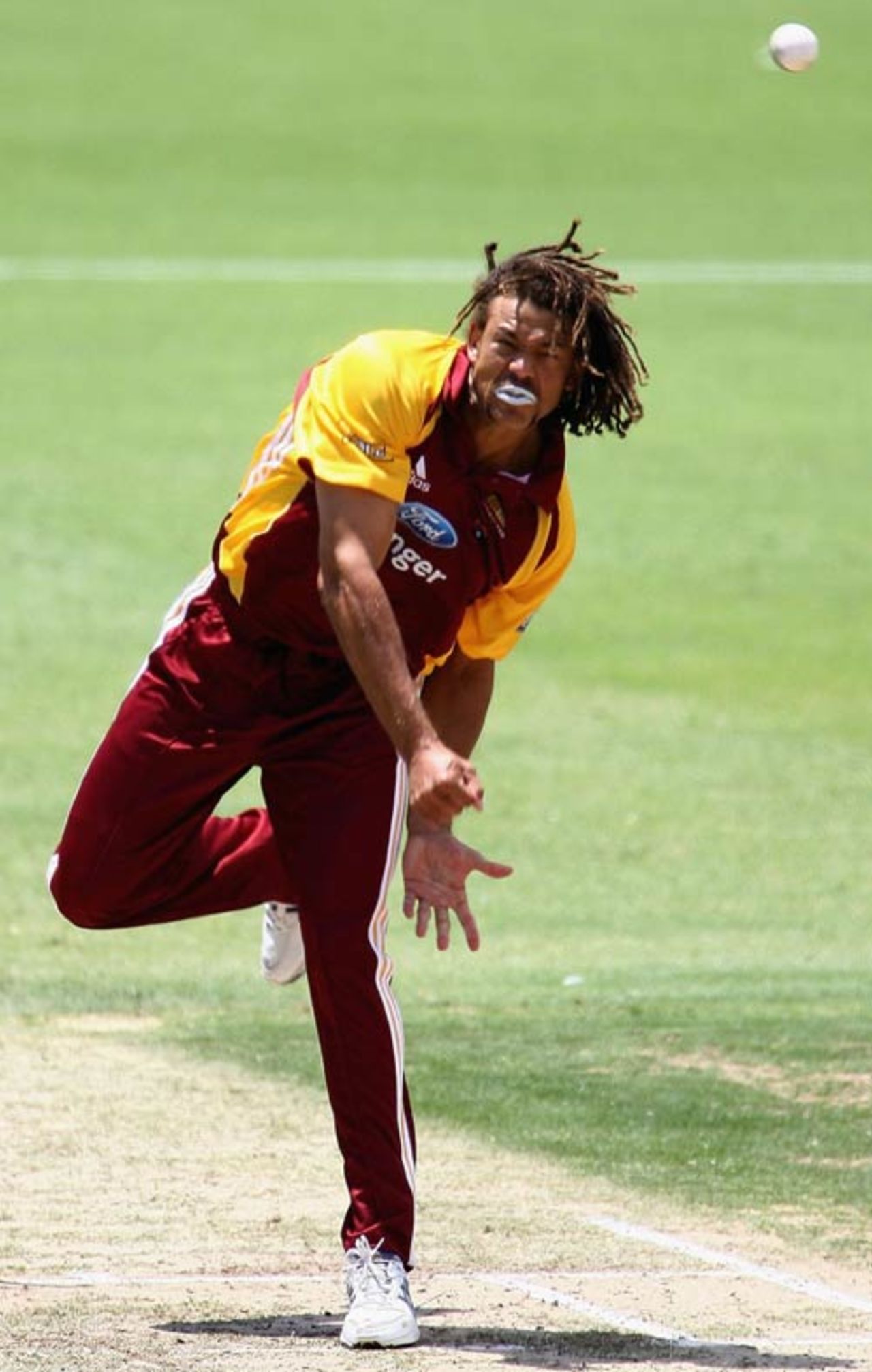 Andrew Symonds tries to contain a rampant Western Australia, Western Australia v Queensland, Ford Ranger One Day Cup, Perth, November 17, 2006