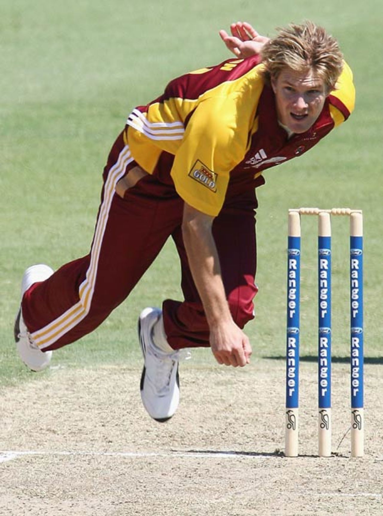Shane Watson bowls as Western Australia score 340 from their 50 overs, Western Australia v Queensland, Ford Ranger One Day Cup, Perth, November 17, 2006