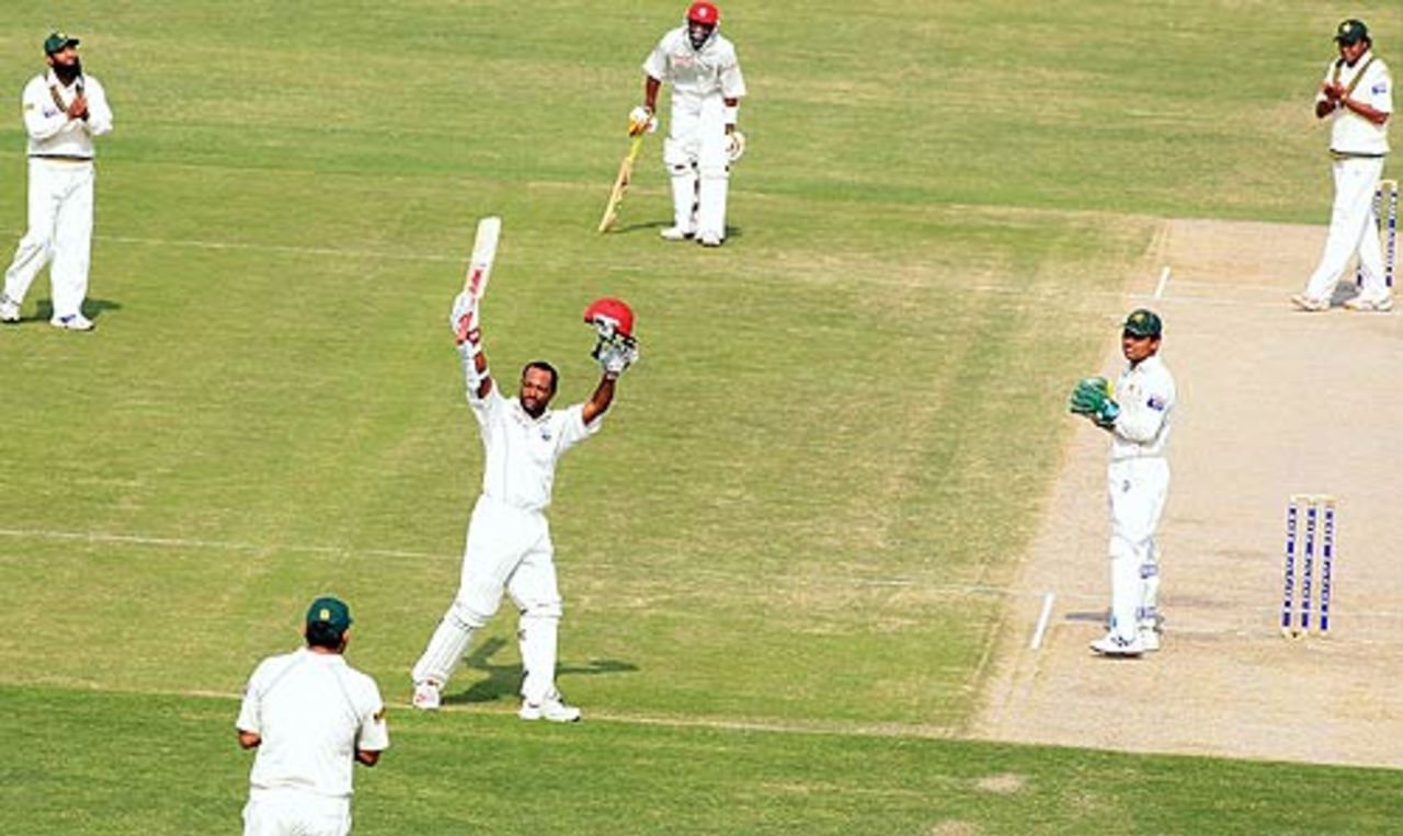 Pakistan players applaud Brian Lara reaching his century, Pakistan v West Indies, 2nd Test, Multan, november 21, 2006