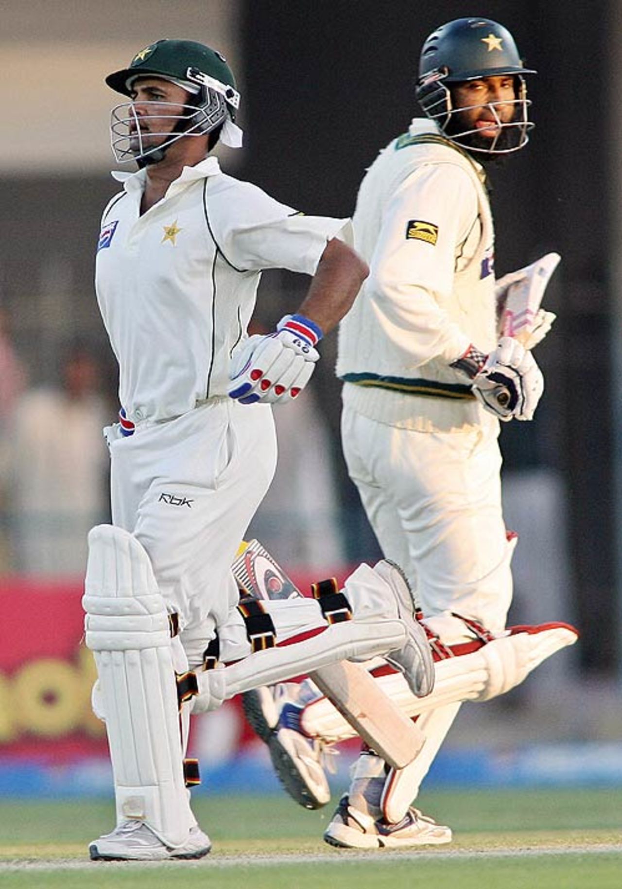 Imran Farhat and Mohammad Yousuf pile on the runs and reduce West Indies' lead to 21 runs, Pakistan v West Indies, day four, 2nd Test, Multan, November 22, 2006