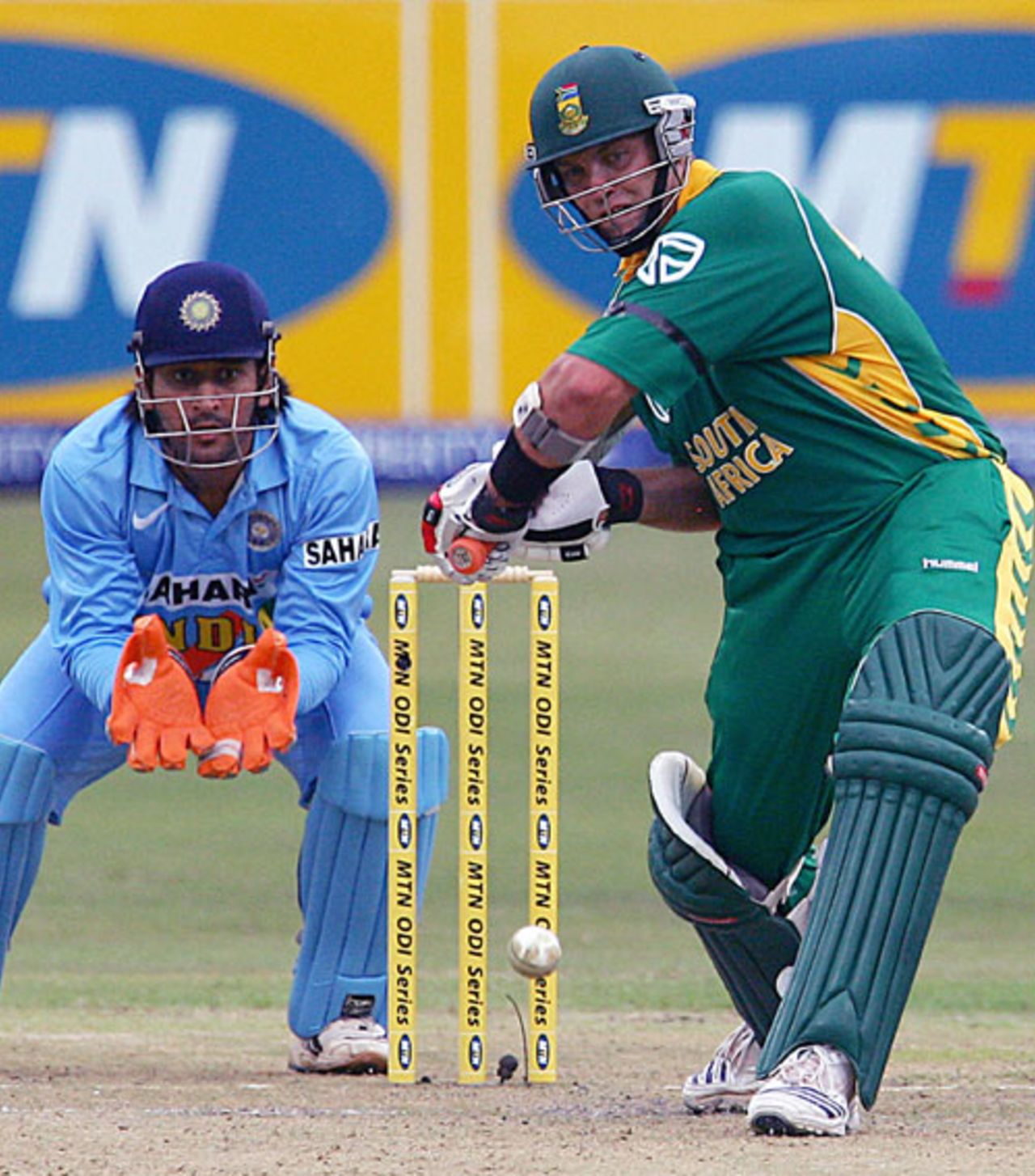 Jacques Kallis drives Sachin Tendulkar as Dhoni watches, South Africa v India, 2nd ODI, Durban, November 22, 2006