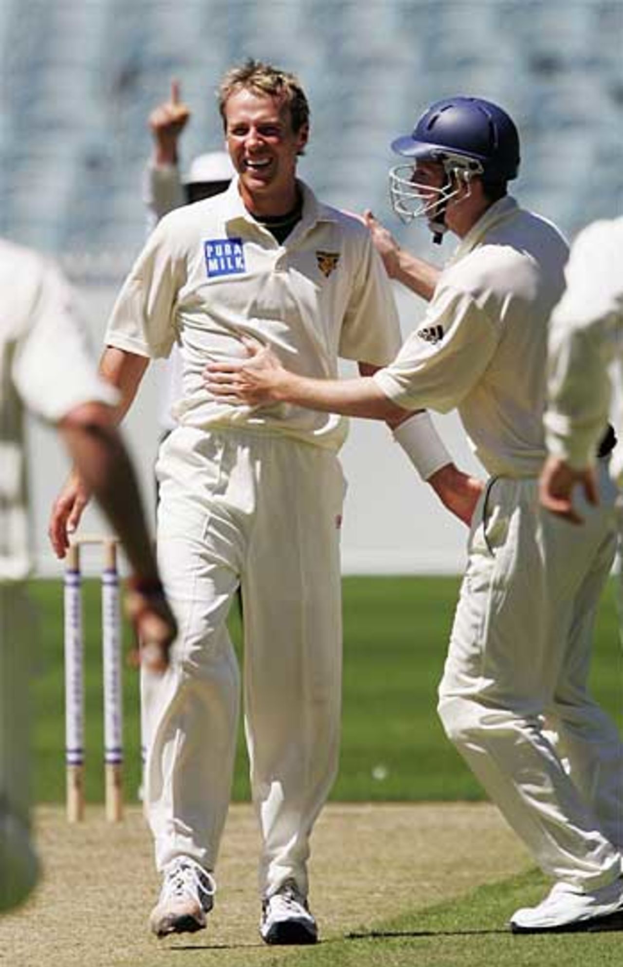 Gerard Denton puts a dent in the Queensland batting, Victoria v Queensland, Pura Cup, MCG, November 24, 2006