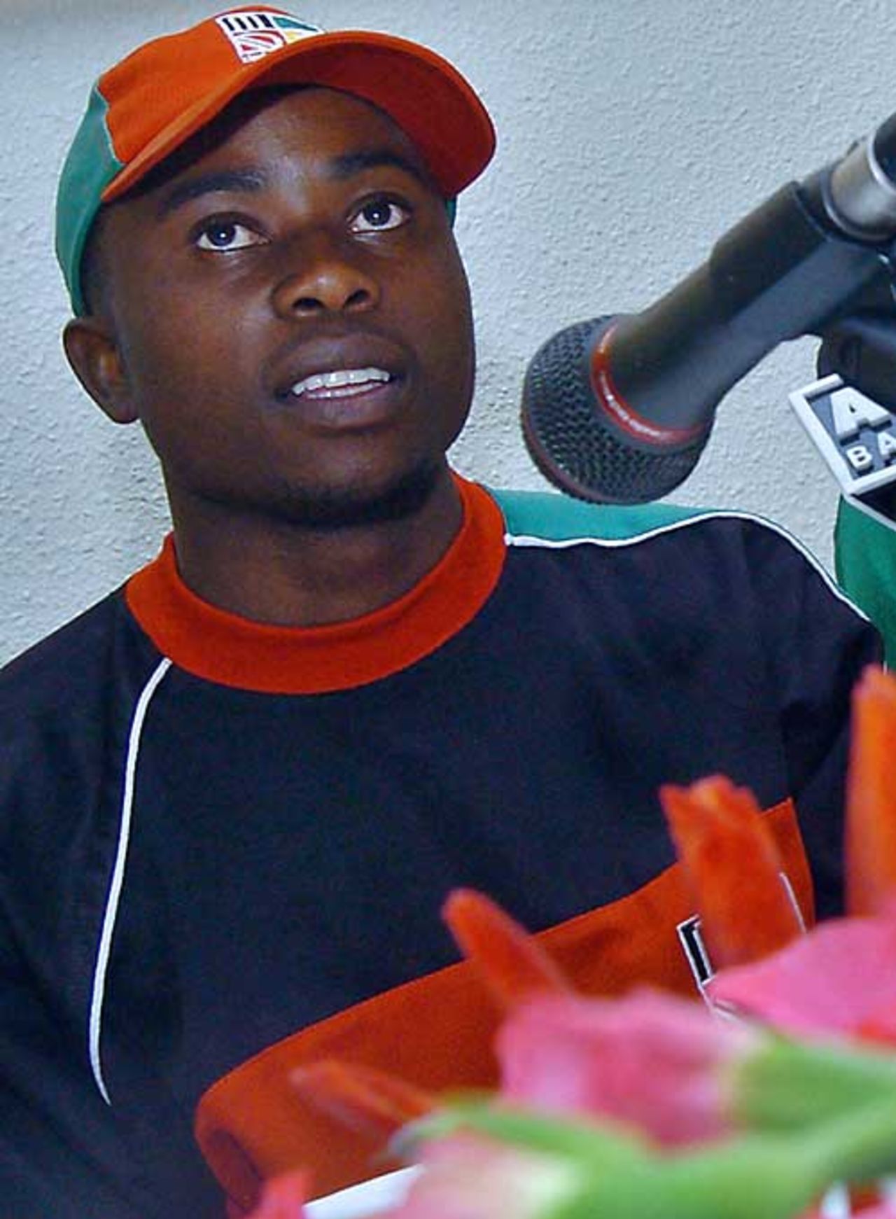 Prosper Utseya chats to the media in Dhaka, November 24, 2006