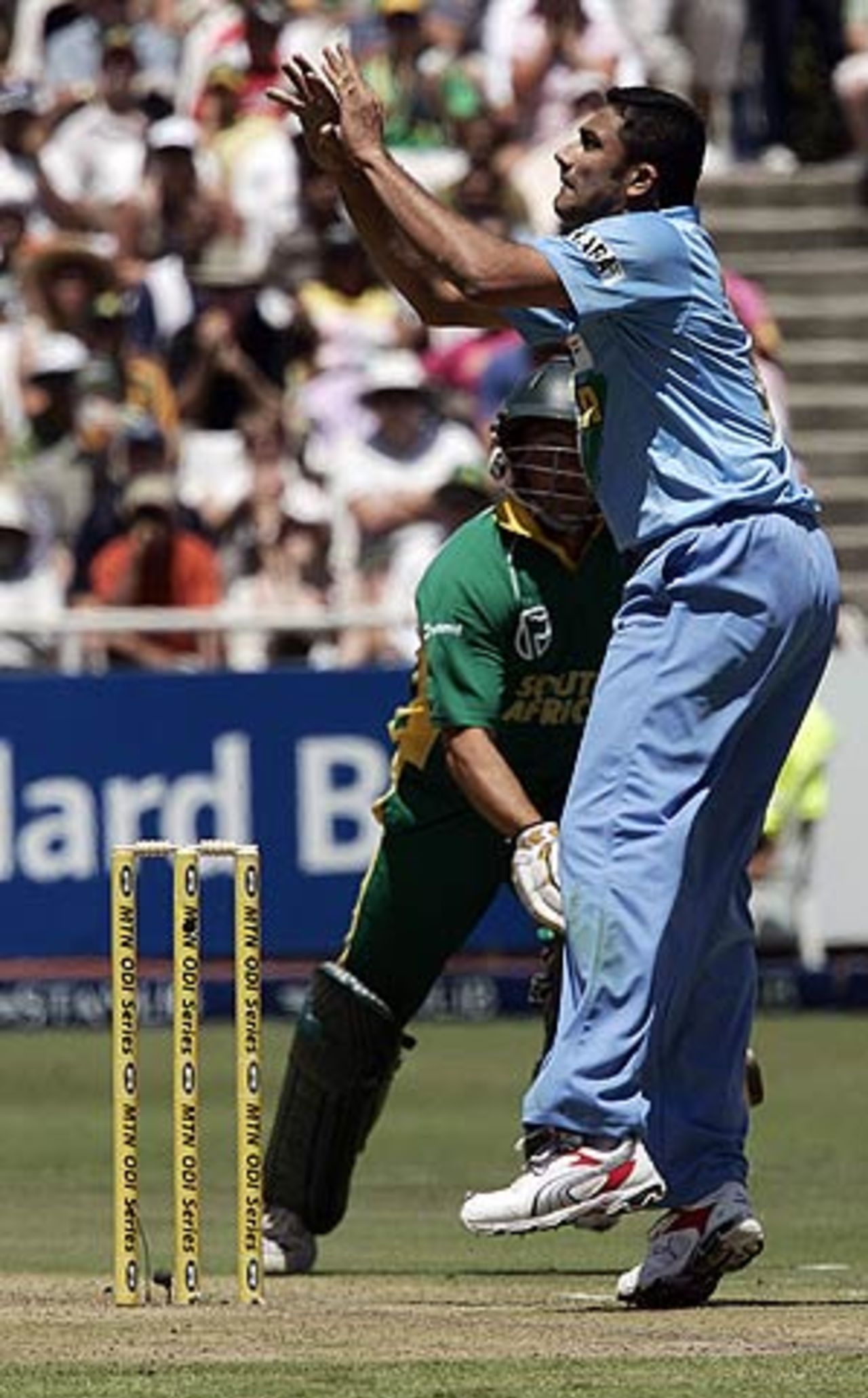 Anil Kumble runs out Mark Boucher by smartly deflecting the ball onto the stumps, South Africa v India, 3rd ODI, Cape Town, November 26, 2006