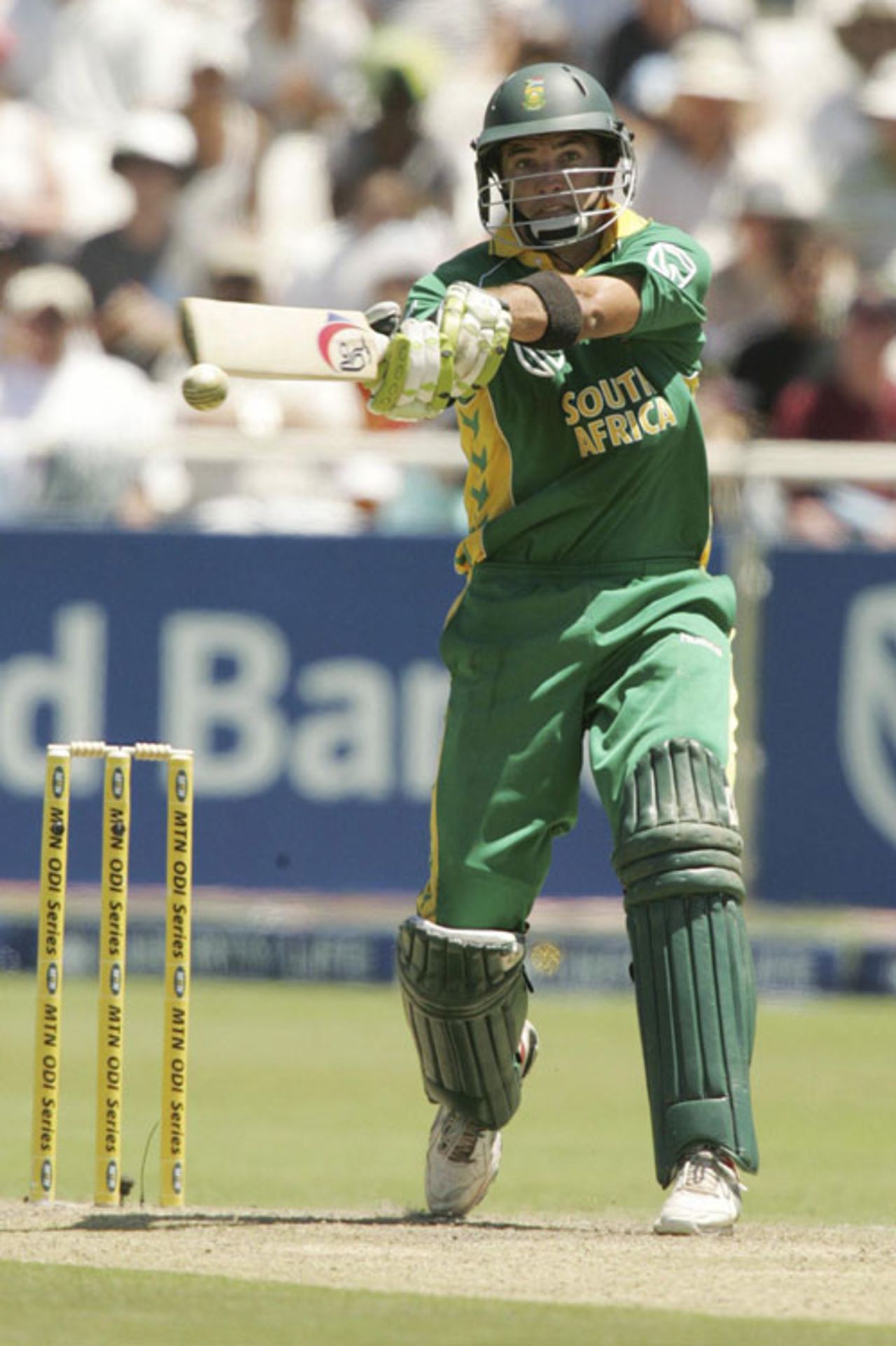 Justin Kemp hits high and far, South Africa v India, 3rd ODI, Cape Town, November 26, 2006