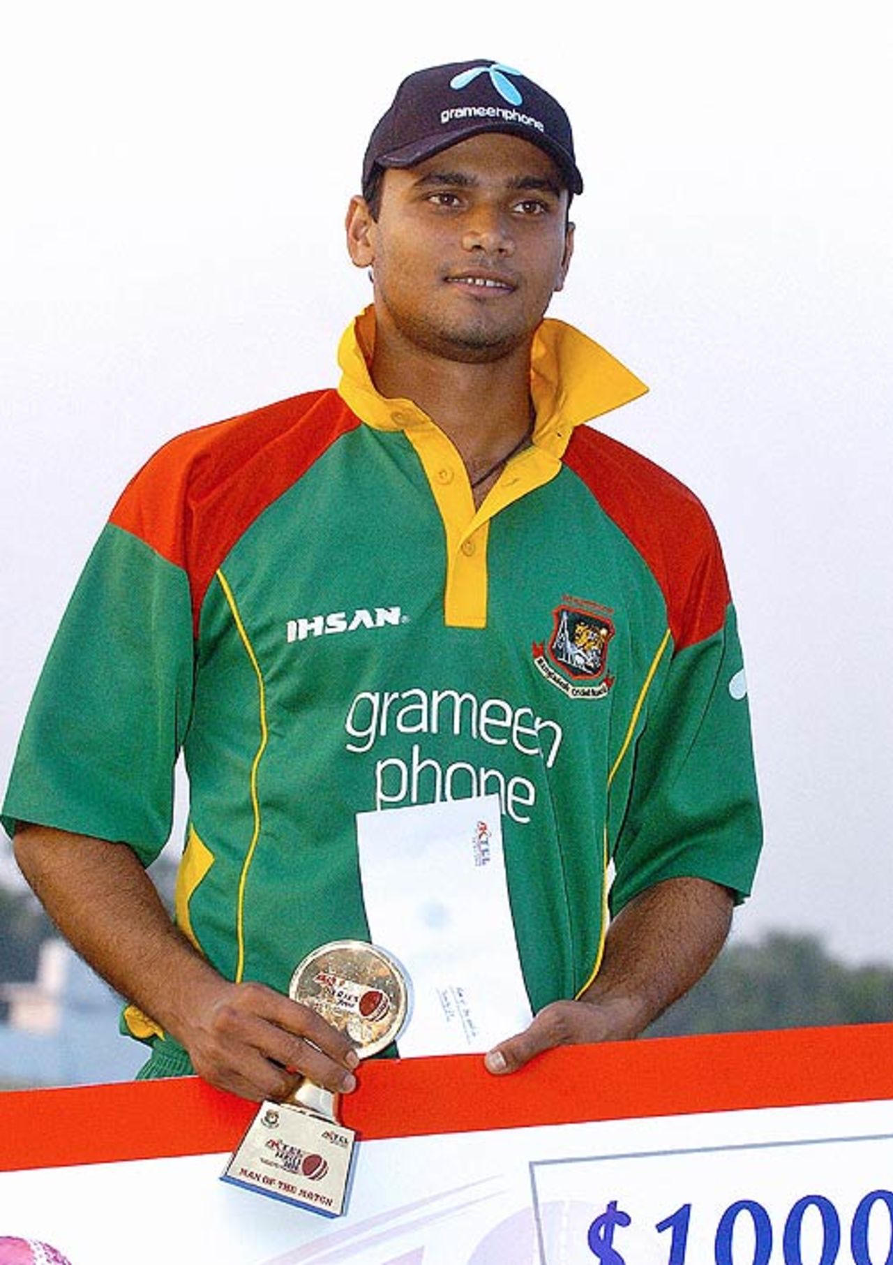 Mashrafe Mortaza poses with his Man-of-the-Match award, Only Twenty20 International: Bangladesh v Zimbabwe, Khulna, November 28, 2006