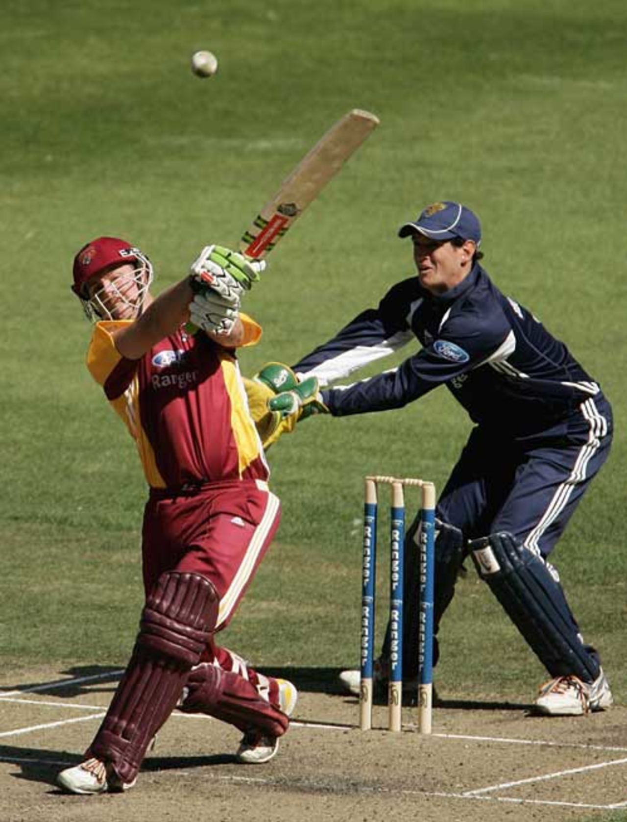 Craig Philipson swings over the leg side during his 34, Victoria v Queensland, FR Cup, Melbourne, November 29, 2006