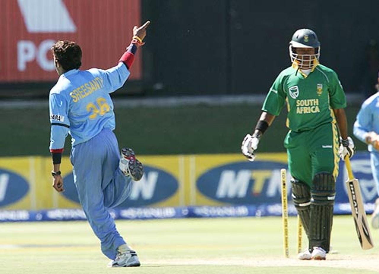 Sreesanth shows Loots Bosman the way to go, South Africa v India, 4th ODI, Port Elizabeth, November 29, 2006