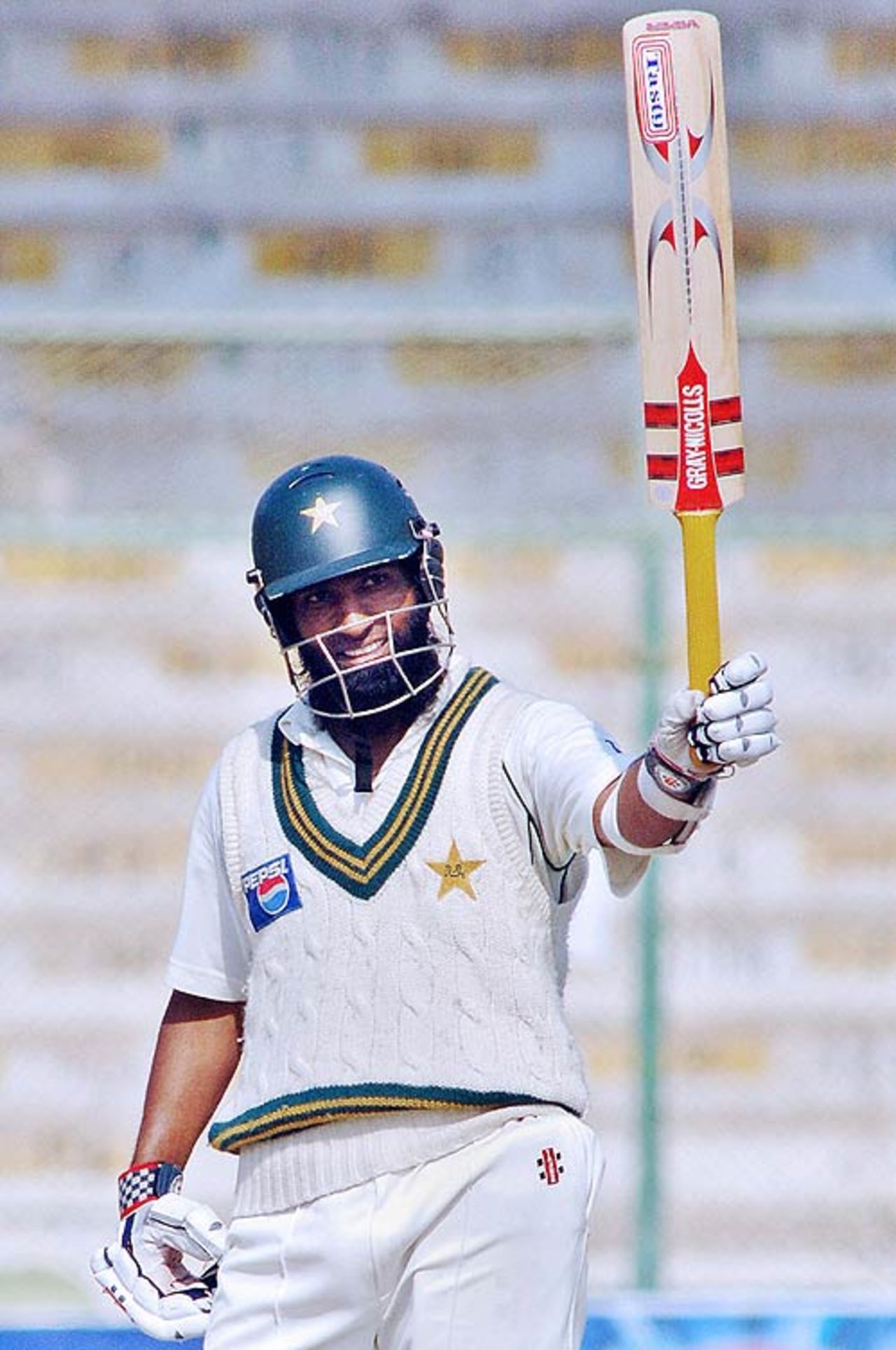 Mohammad Yousuf raises his bat after breaking Viv Richards's record for most runs in a calendar year, Pakistan v West Indies, 4th day, 3rd Test, karachi, November 30, 2006