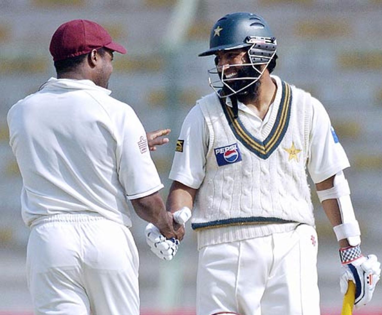 Brian Lara congratulates Mohammad Yousuf on breaking Viv Richards's record, Pakistan v West Indies, 4th day, 3rd Test, Karachi, November 30, 2006