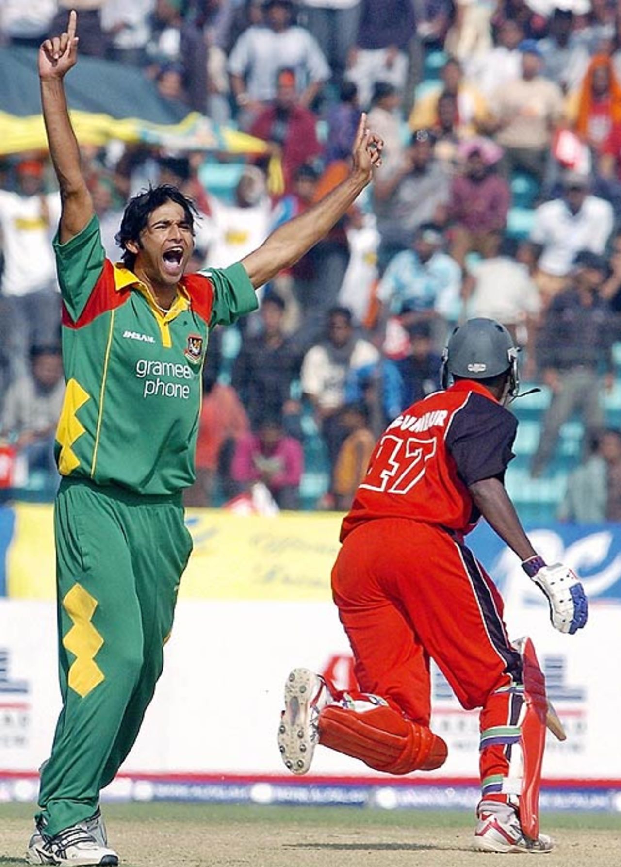 Shahadat Hossain celebrates bowling Elton Chigumbura, Bangladesh v Zimbabwe, 1st ODI, Khulna, November 30, 2006