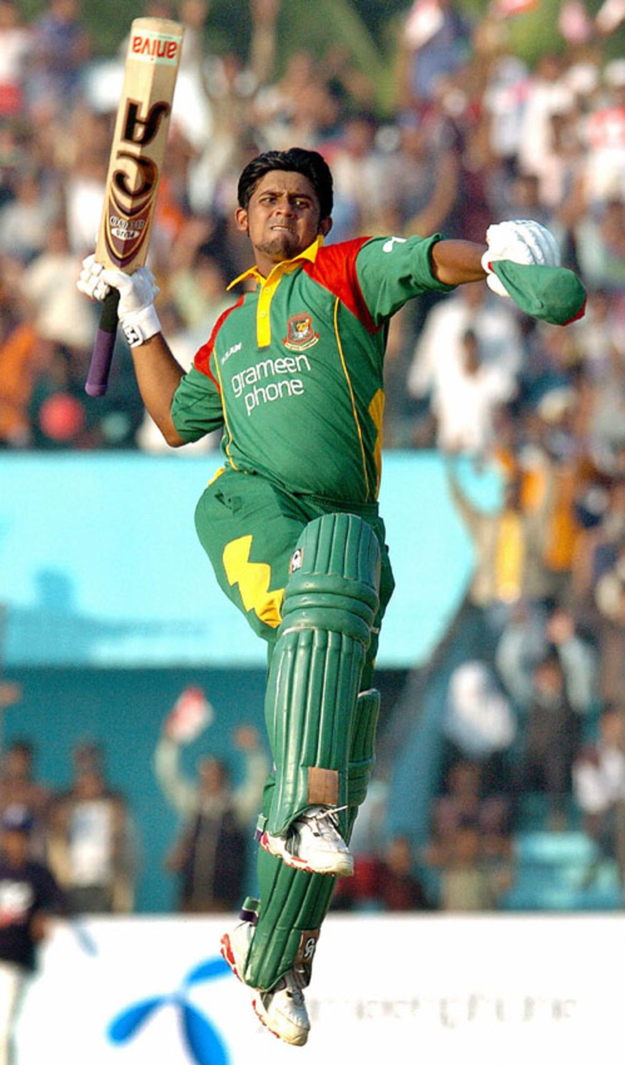 Shahriar Nafees's unbeaten 105 took Bangladesh home, Bangladesh v Zimbabwe, 1st ODI, Khulna, November 30, 2006