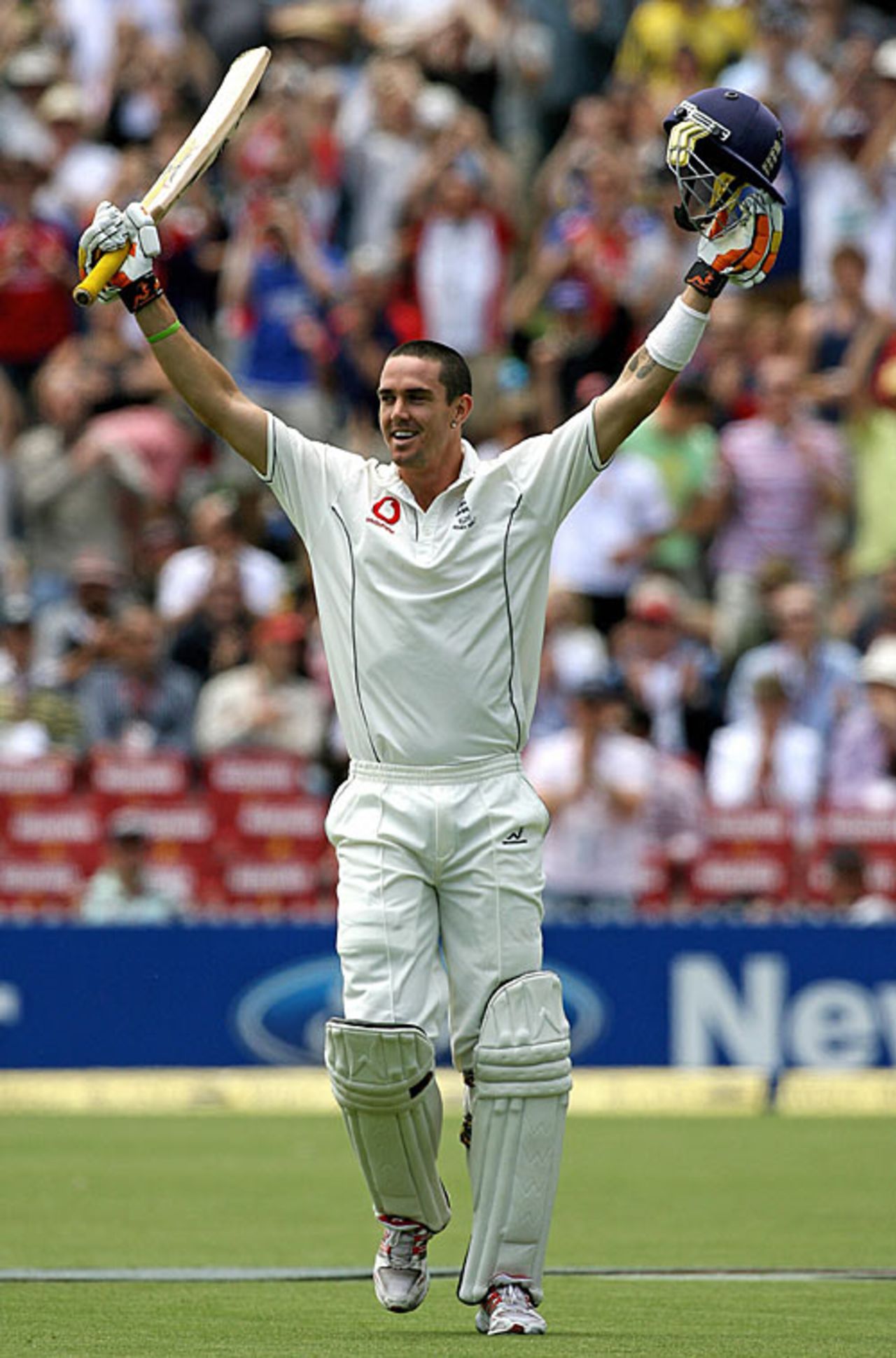 Kevin Pietersen celebrates his hundred, Australia v England, 2nd Test, Adelaide, December 2, 2006