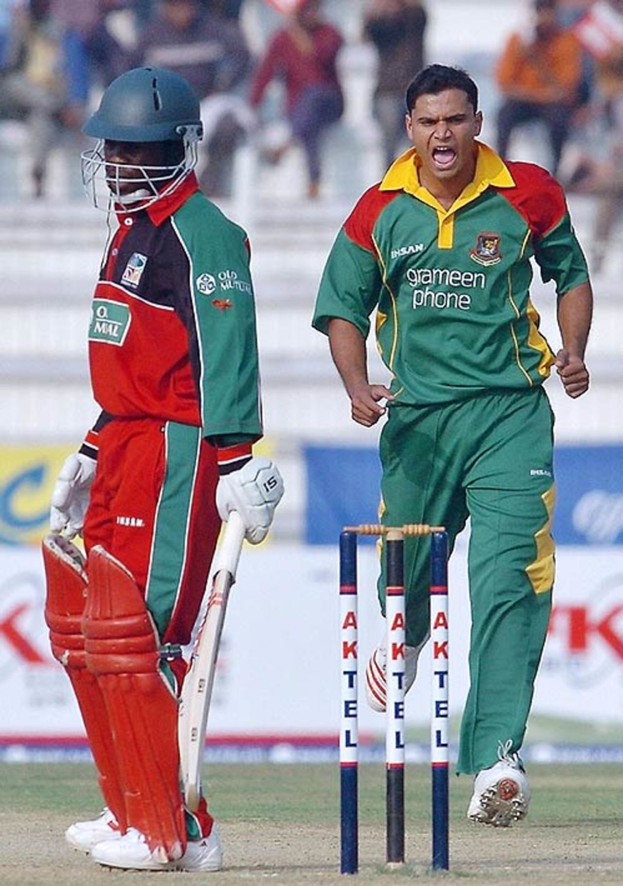 Stuart Matsikenyeri fell to Mashrafe Mortaza for 25, 2nd ODI: Bangladesh v Zimbabwe, Bogra, December 3, 2006