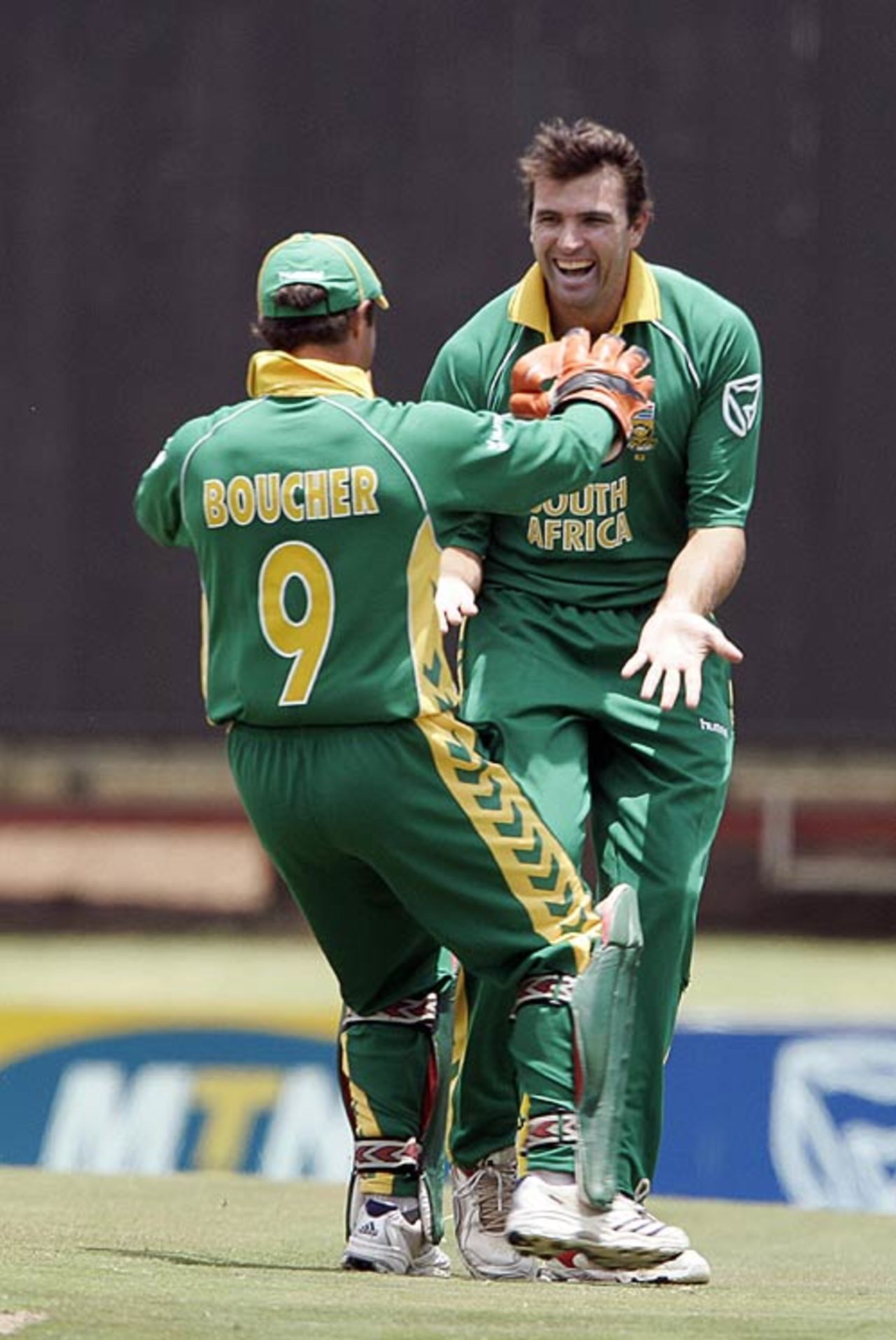 Mark Boucher and Justin Kemp celebrate a wicket, South Africa v India, 5th ODI, Centurion, December 3, 2006