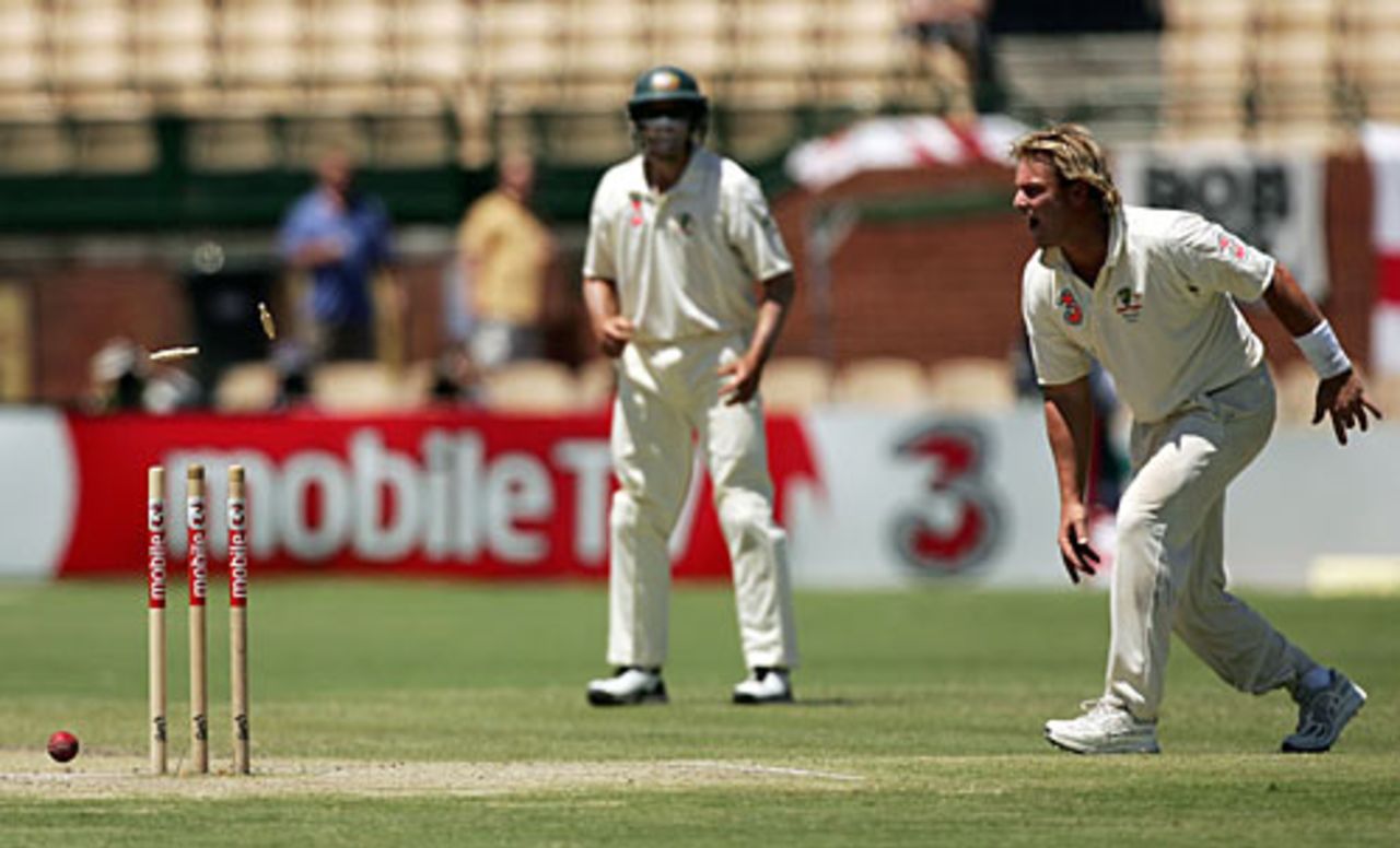 Shane Warne throws down the stumps to run out Ian Bell, Australia v England, 2nd Test, Adelaide, December 5, 2006