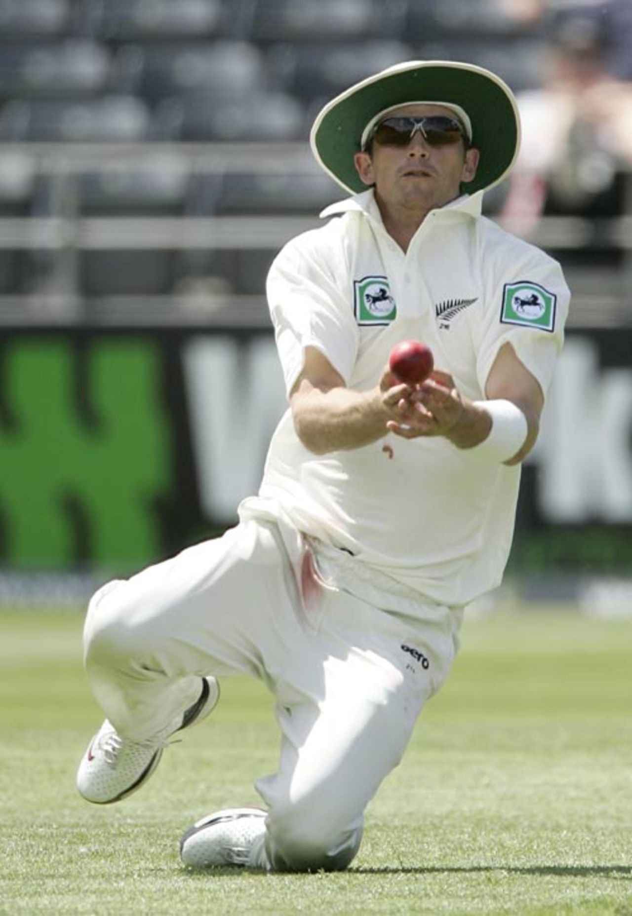 Shane Bond makes a mess of a catch to reprieve Muralitharan, New Zealand v Sri Lanka, 1st Test, Christchurch, 1st day, December 7, 2006