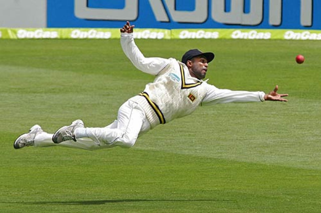 Chamara Silva dives at full stretch, New Zealand v Sri Lanka, 1st Test, Christchurch, 2nd day, December 8, 2006