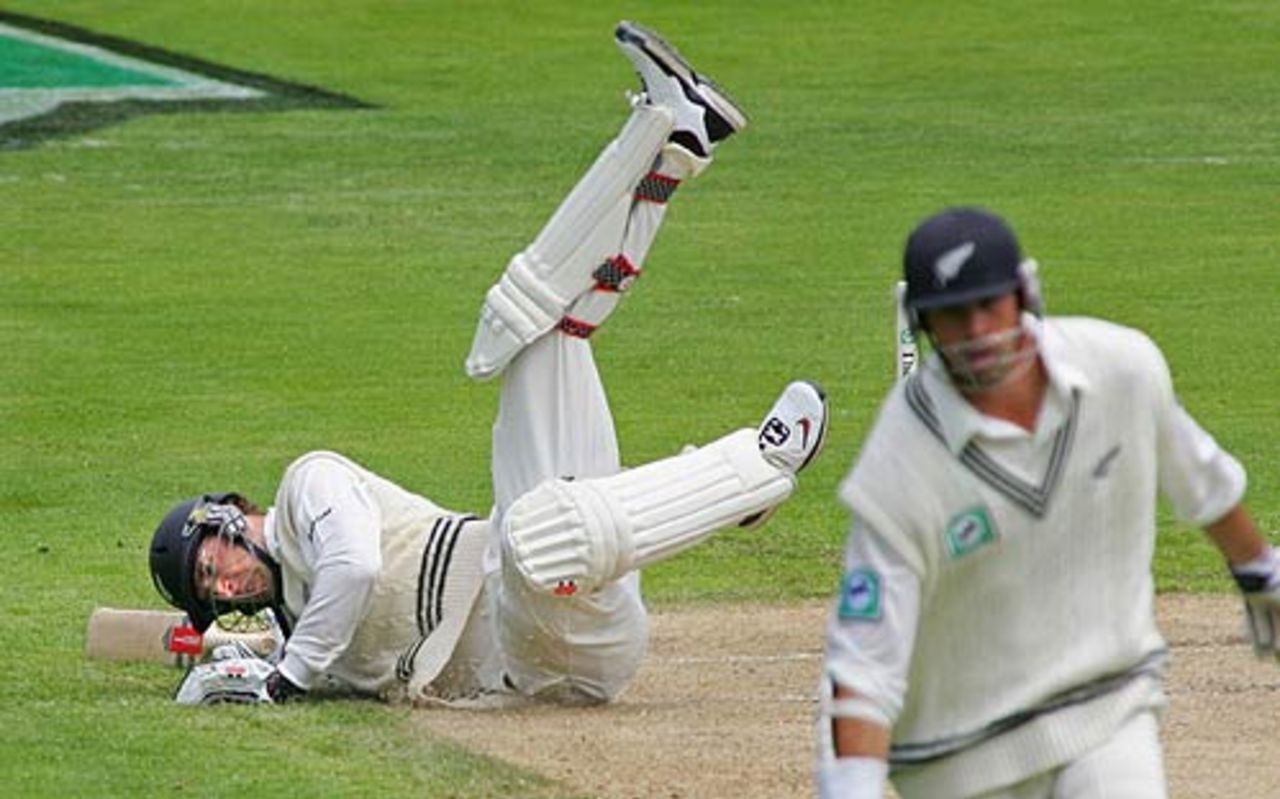 Daniel Vettori dives to make his ground, New Zealand v Sri Lanka, 1st Test, Christchurch, 2nd day, December 8, 2006