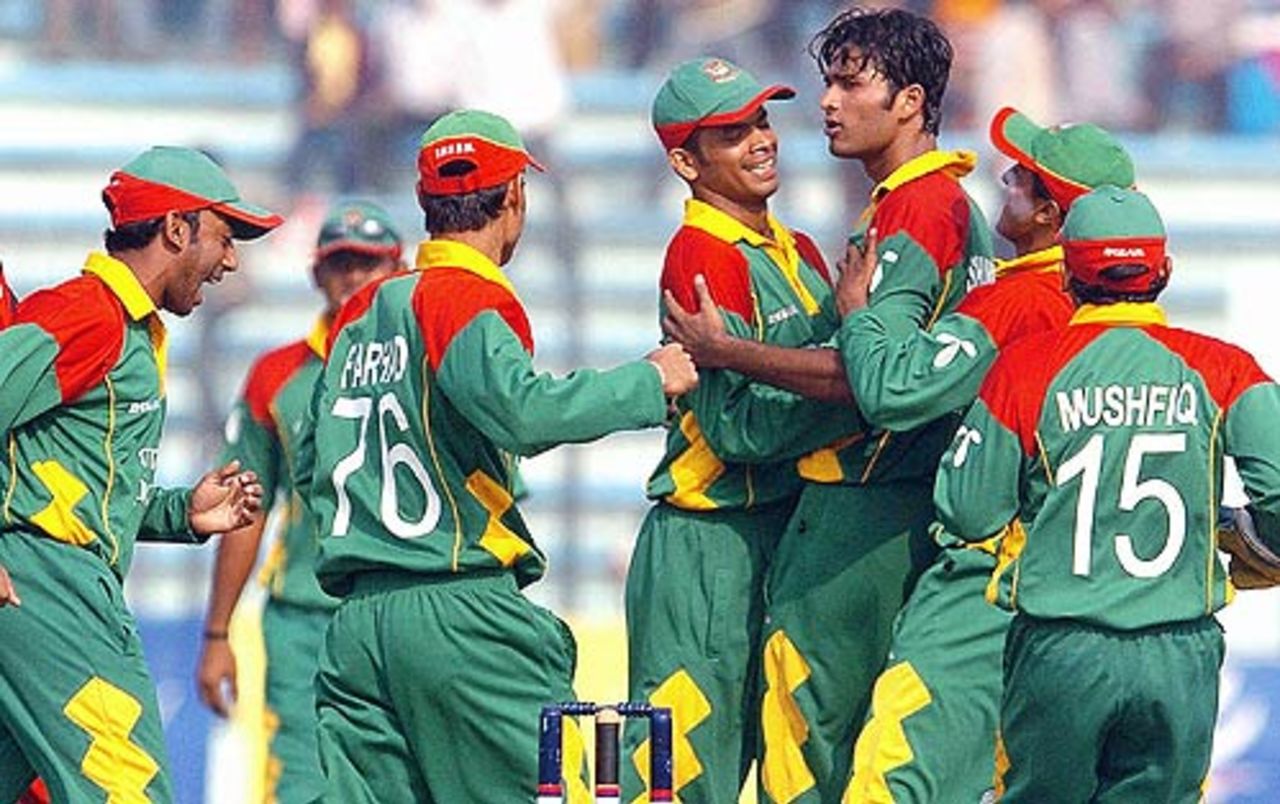 Shahadat Hossain is the man of the moment, Bangladesh v Zimbabwe, 4th ODI, Dhaka, December 8, 2006