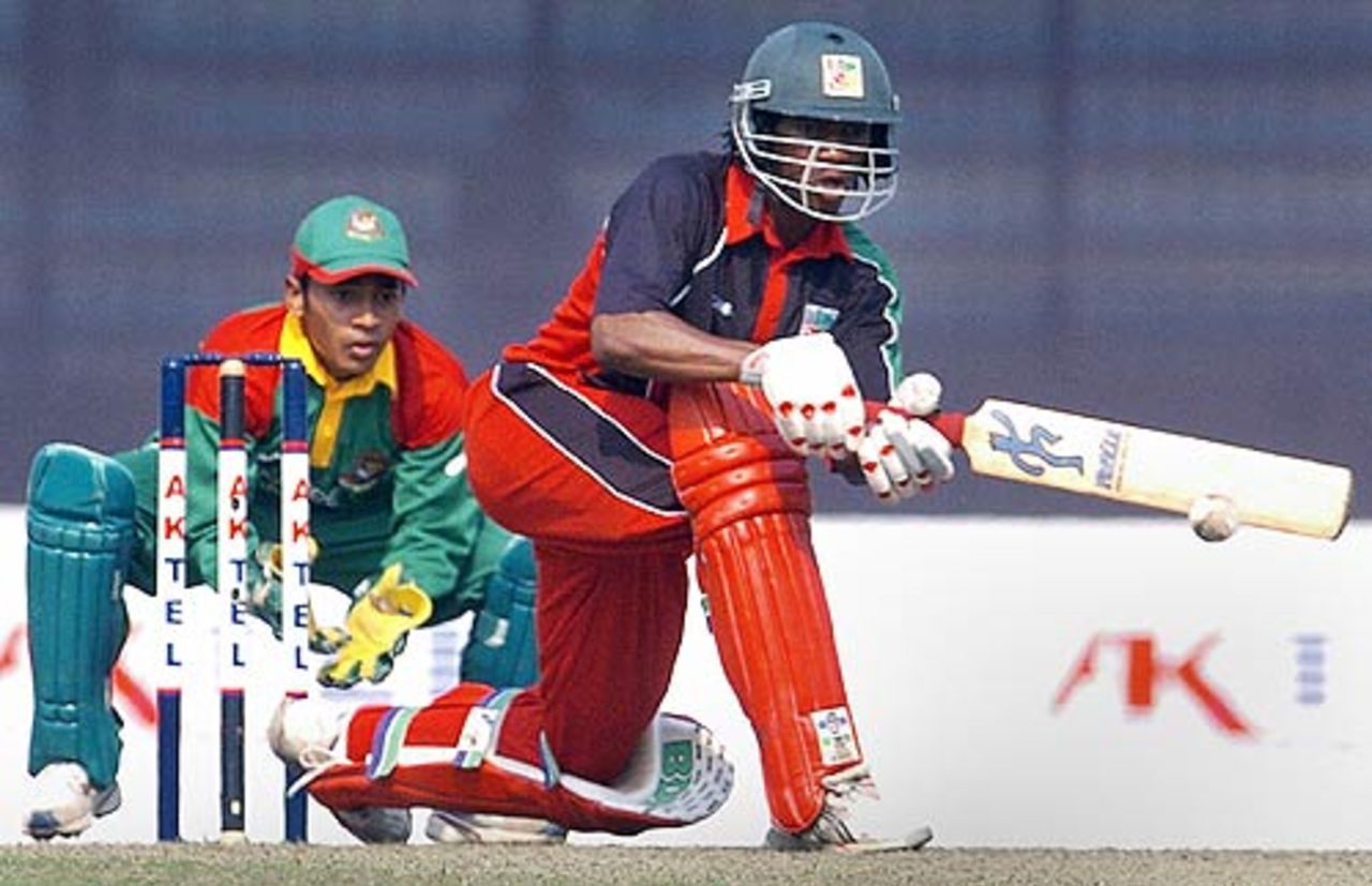 Keith Dabengwa sweeps during his innings of 32, Bangladesh v Zimbabwe, 4th ODI, Dhaka, December 8, 2006