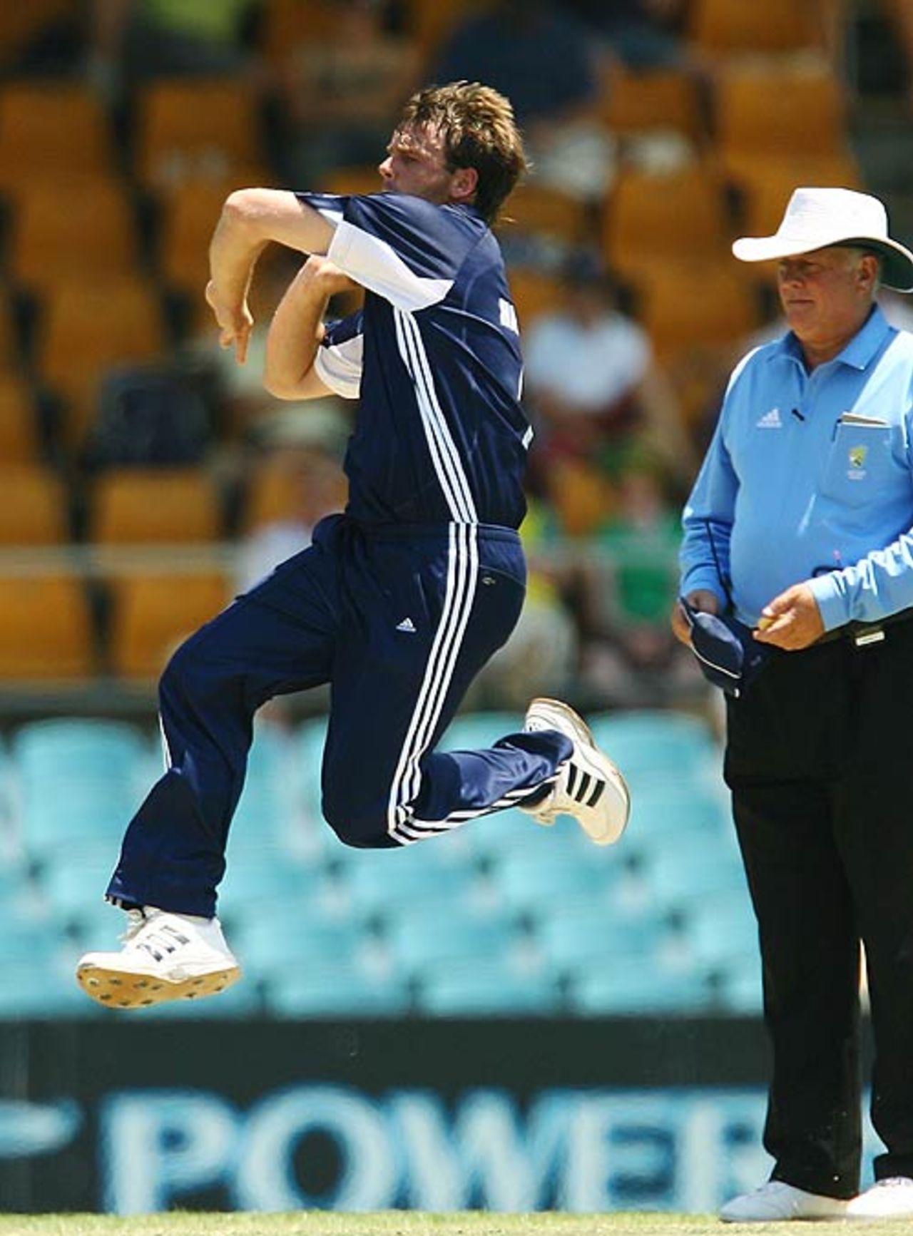 Shane Harwood bowls during his impressive ten-over spell of 1 for 29, New South Wales v Victoria, Ford Ranger Cup, Canberra, December 10, 2006